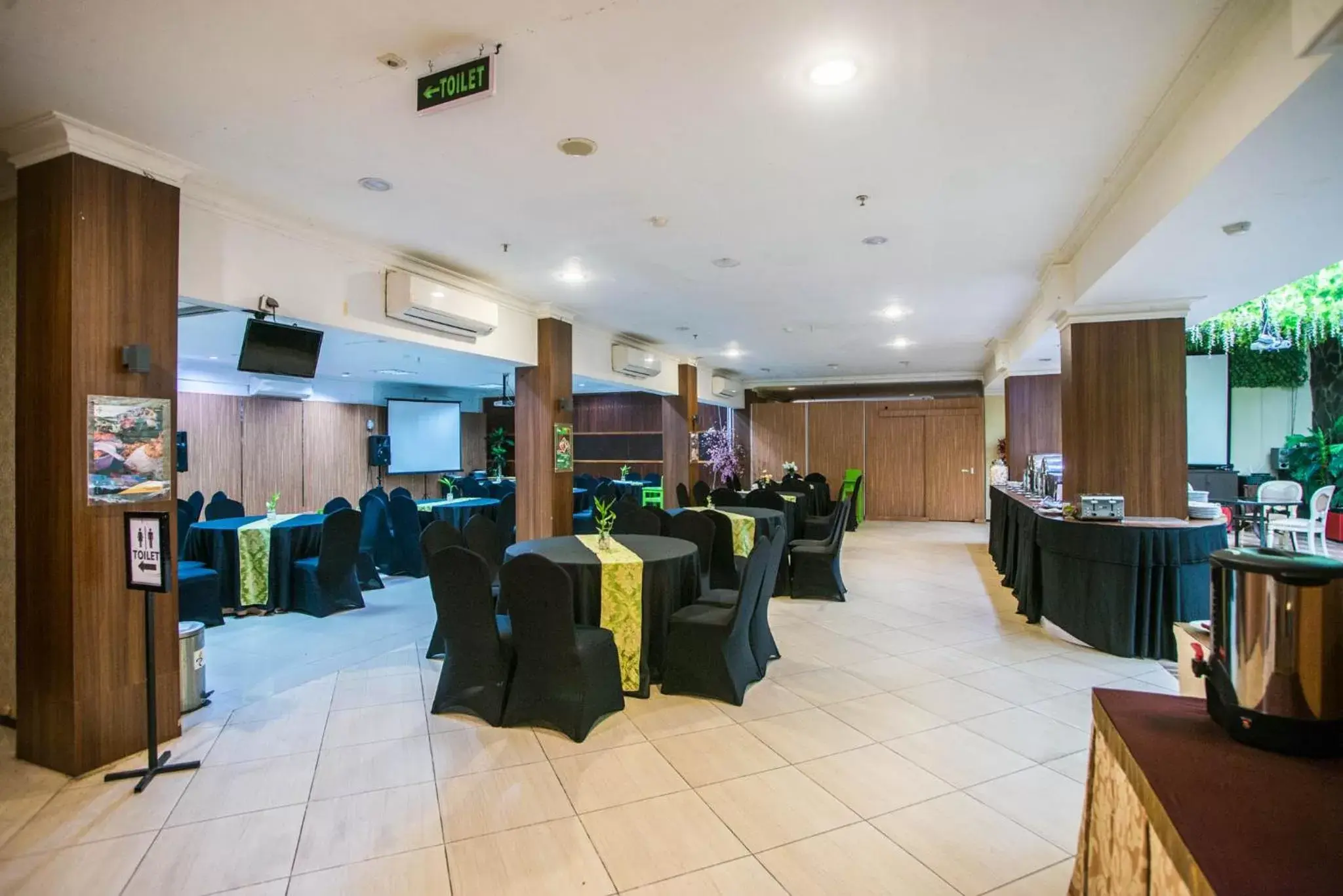 Meeting/conference room, Restaurant/Places to Eat in Royal Park Hotel