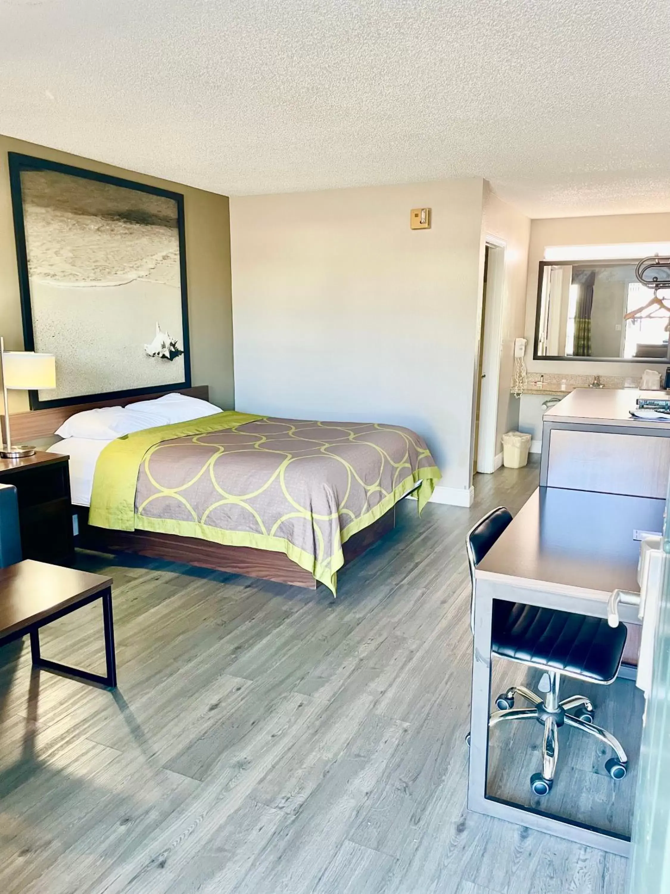 Queen Room - Mobility Access/Non-Smoking in Super 8 by Wyndham Bay St. Louis Queen Room - Mobility Access/Non-Smoking in Super 8 by Wyndham Bay St. Louis