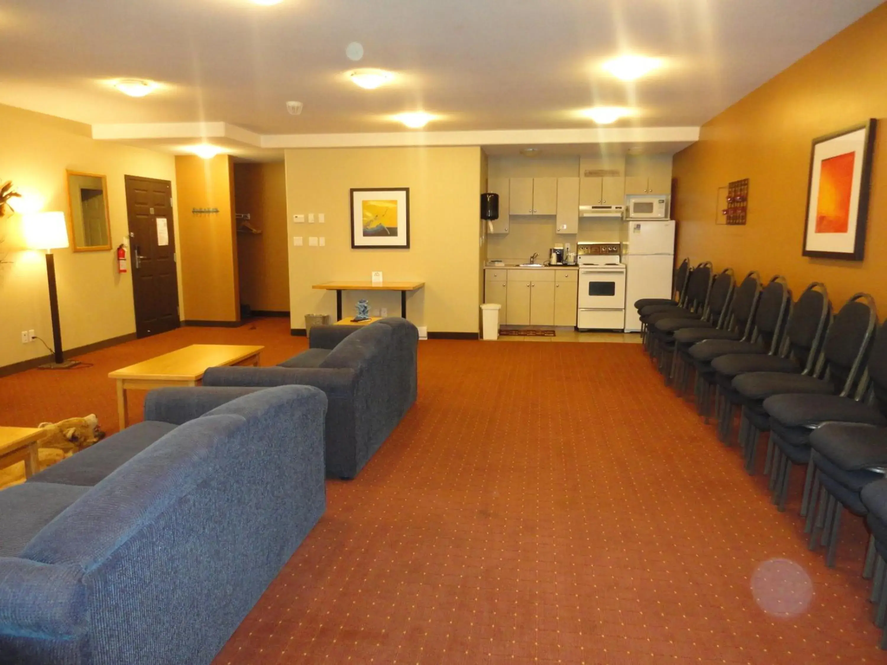 Communal lounge/ TV room, Seating Area in Coast Osoyoos Beach Hotel