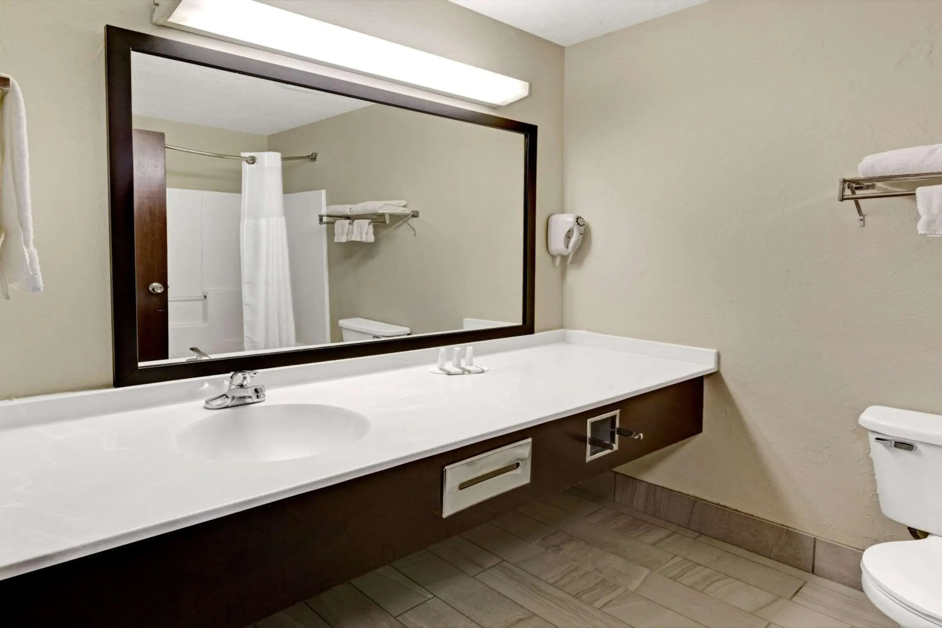 Bathroom in Quality Inn Bathroom in Quality Inn