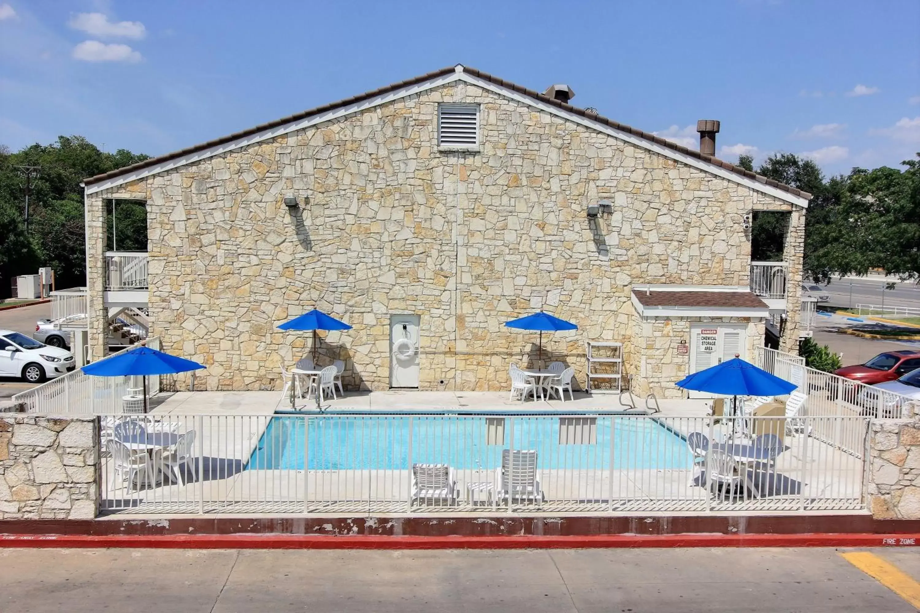 Swimming pool, Property Building in Motel 6 Austin, TX - Central Downtown UT