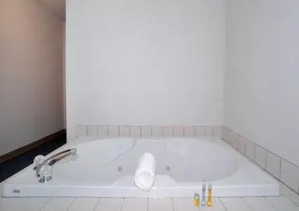 Hot Tub, Bathroom in Baymont by Wyndham Noblesville