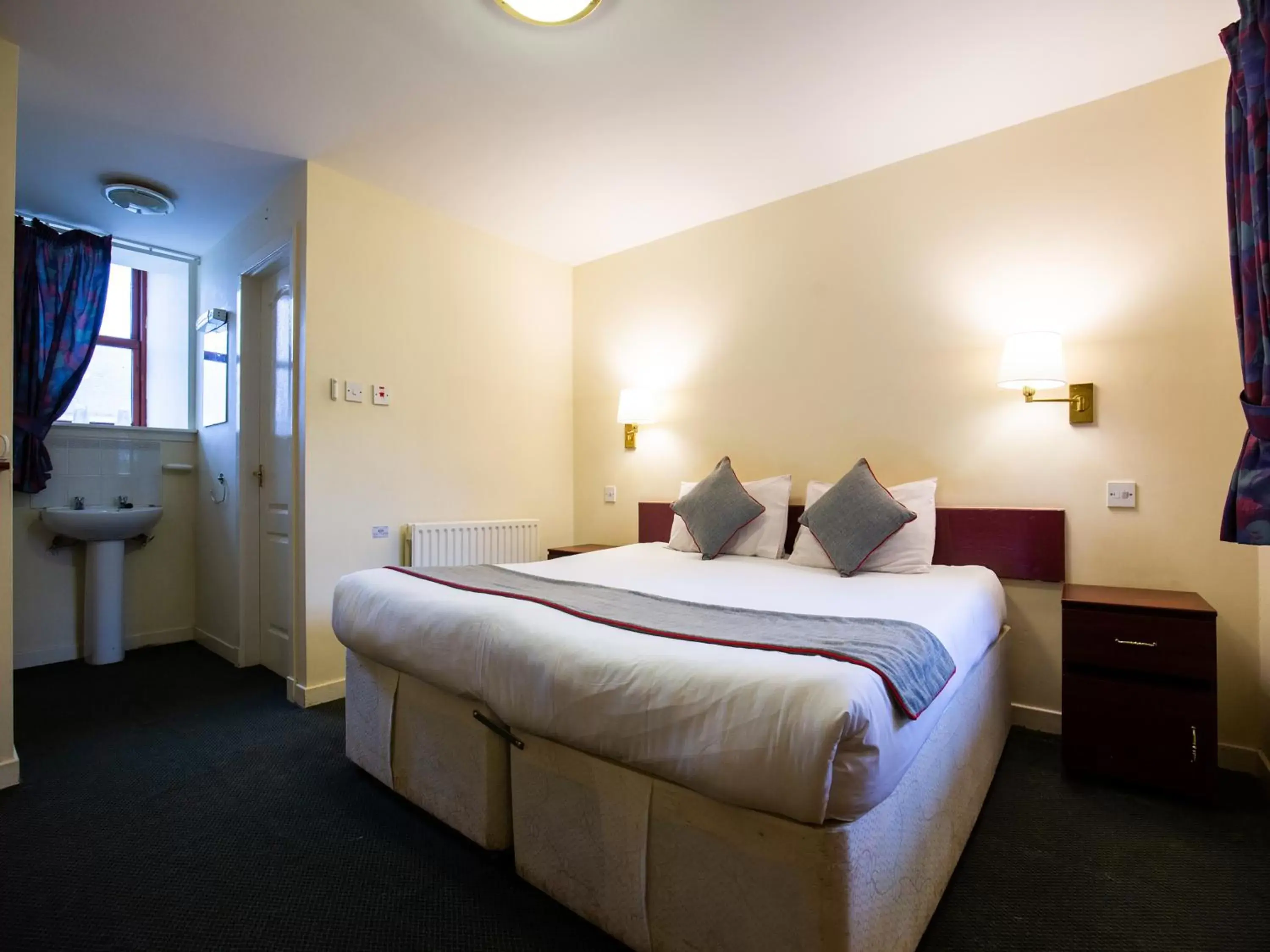 Bedroom, Bed in Longforgan Coaching Inn