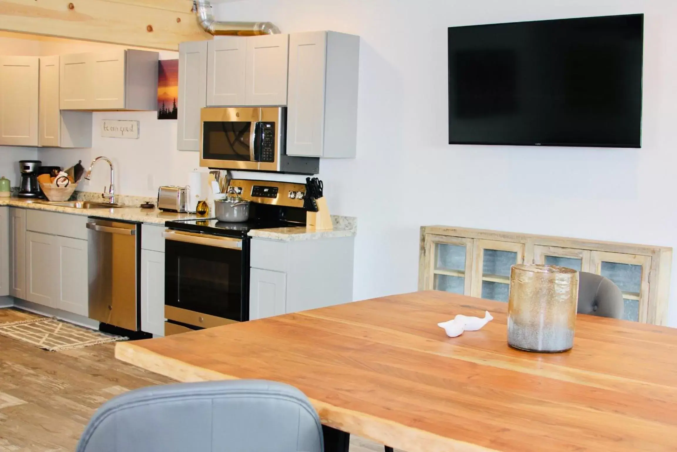 Kitchen/Kitchenette in Seafarer Suites