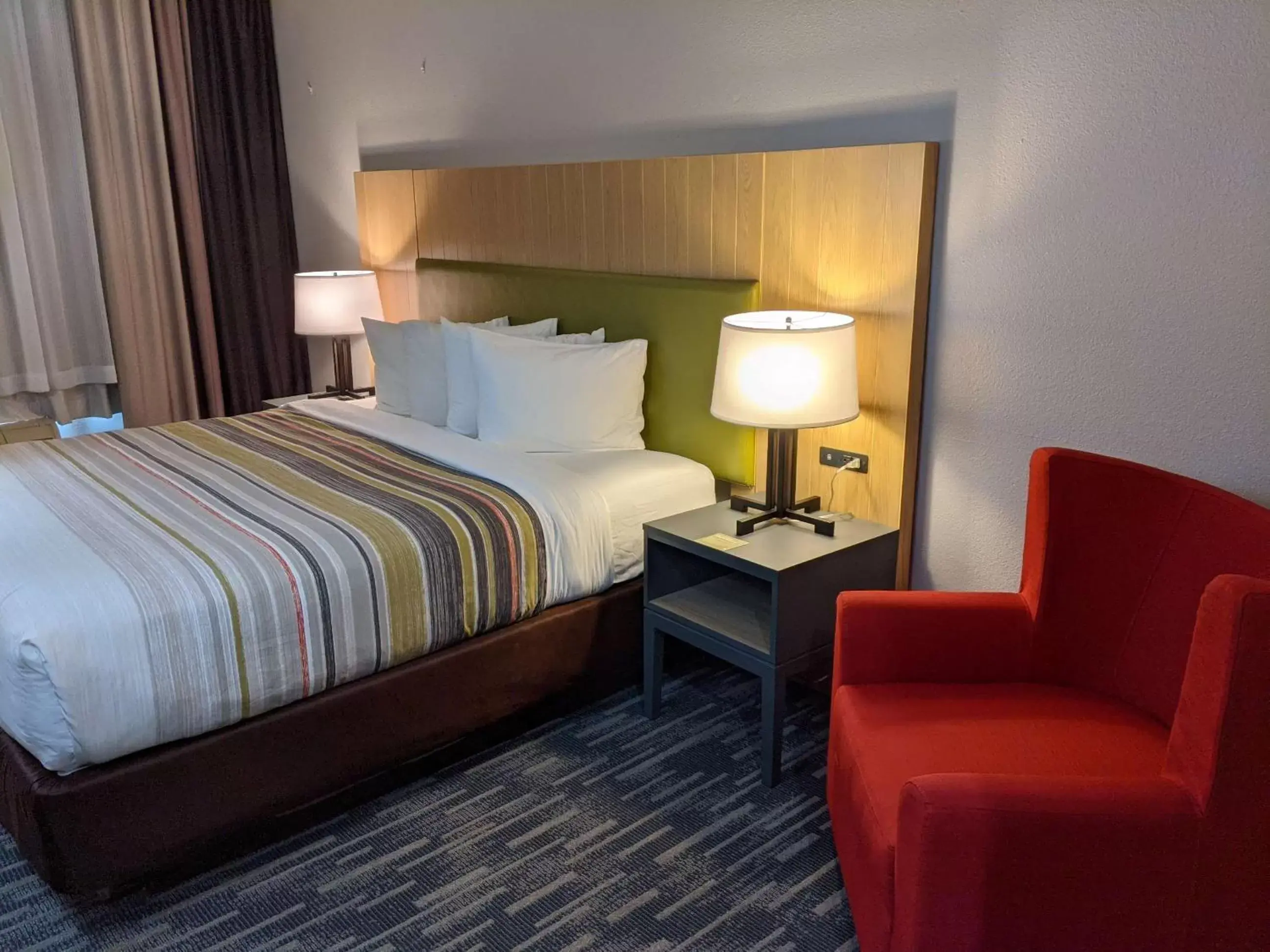 Photo of the whole room, Bed in Country Inn & Suites by Radisson, Nashville, TN