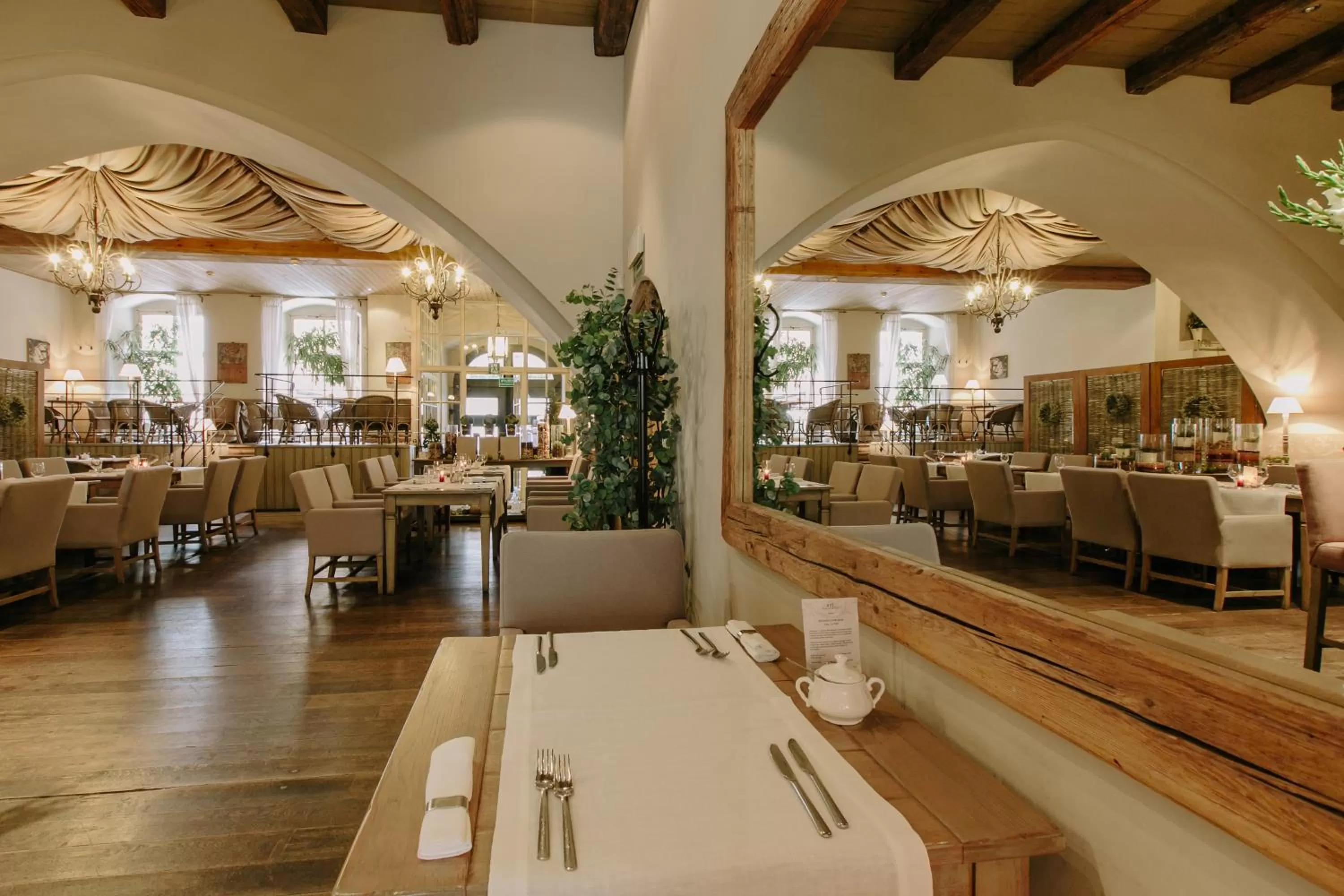 Restaurant/places to eat in Art Hotel