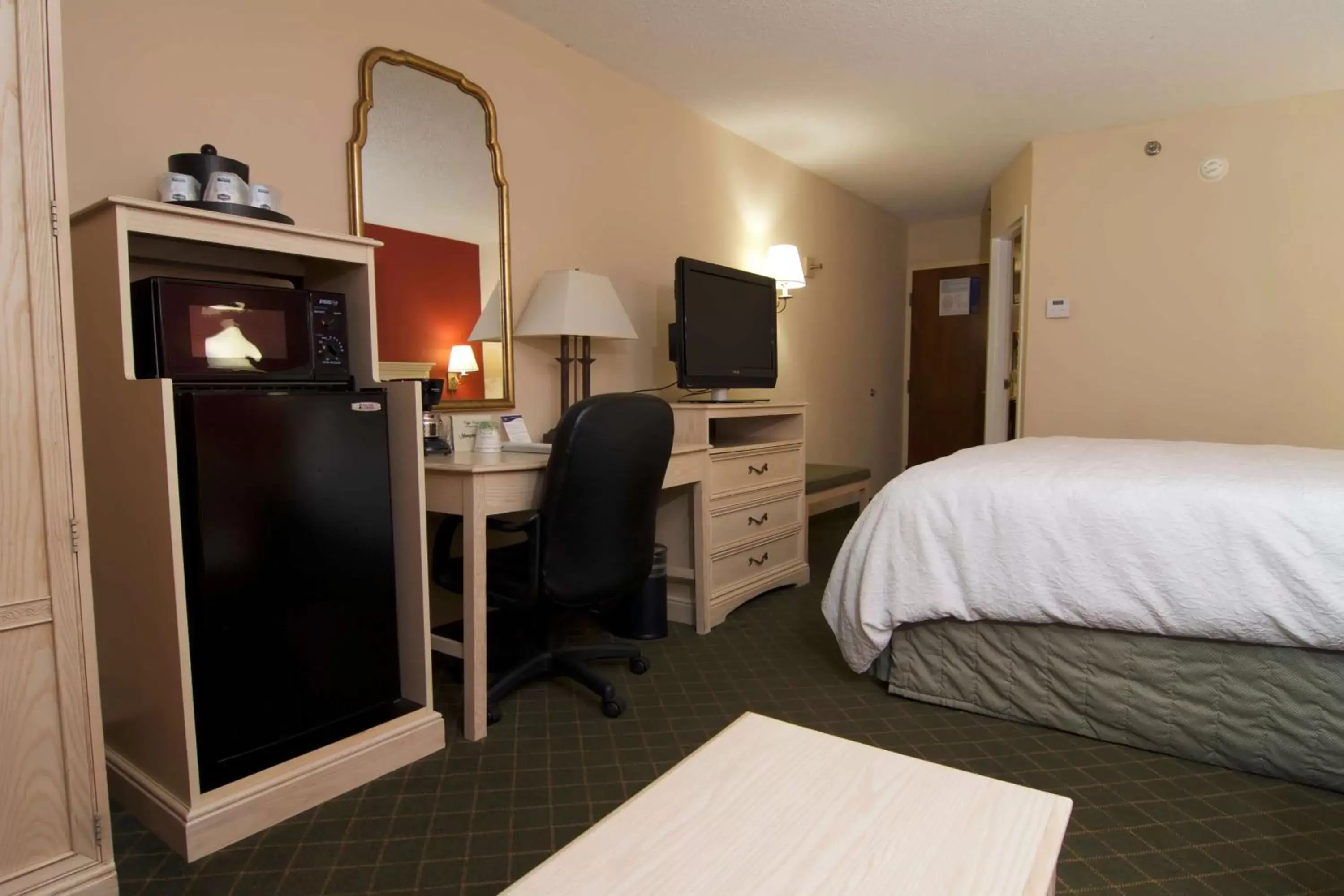 Bed, TV/Entertainment Center in Hampton Inn Winchester-University/ Mall