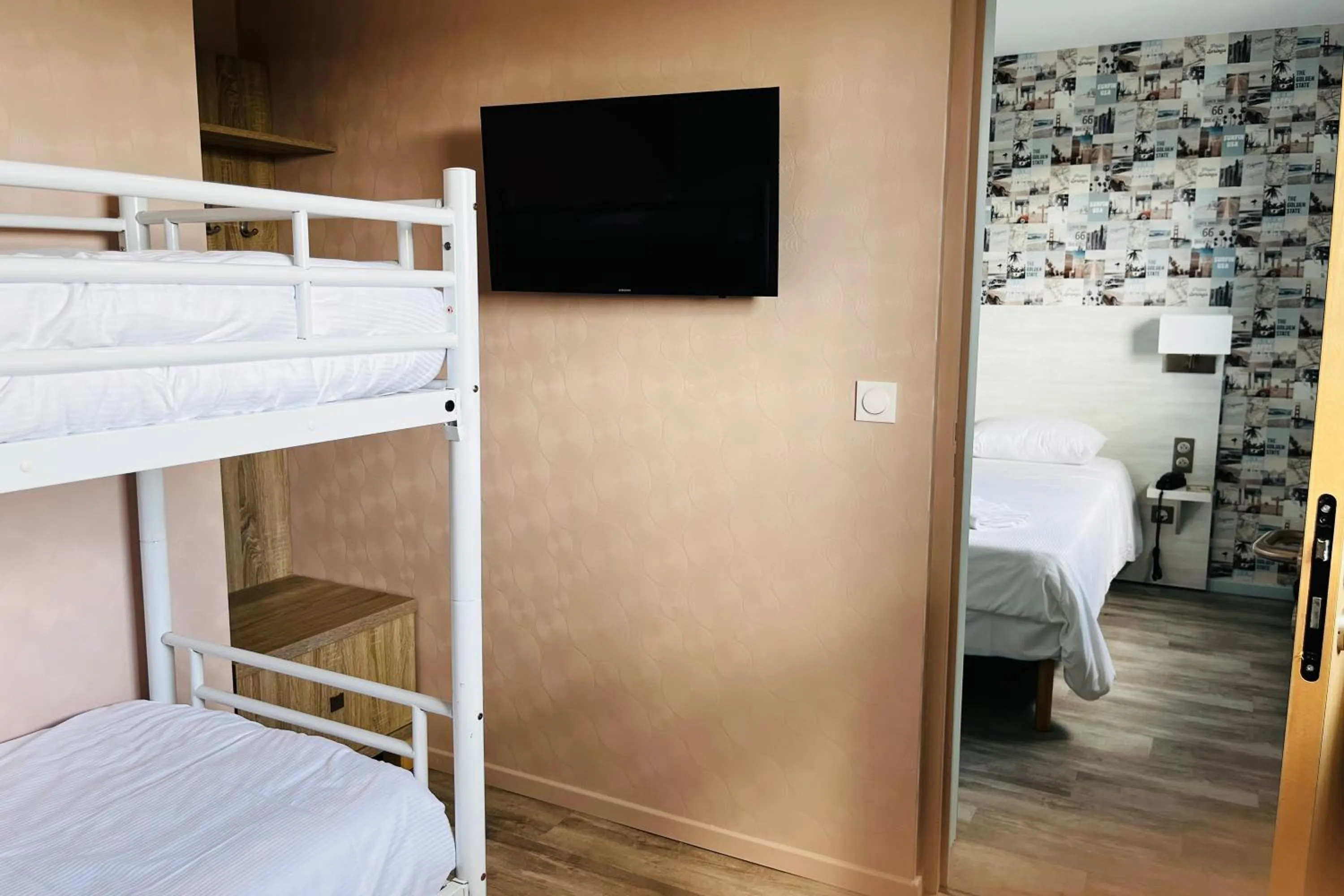 TV and multimedia, Bed in The Originals Access, Hôtel les Iris, Berck-sur-Mer