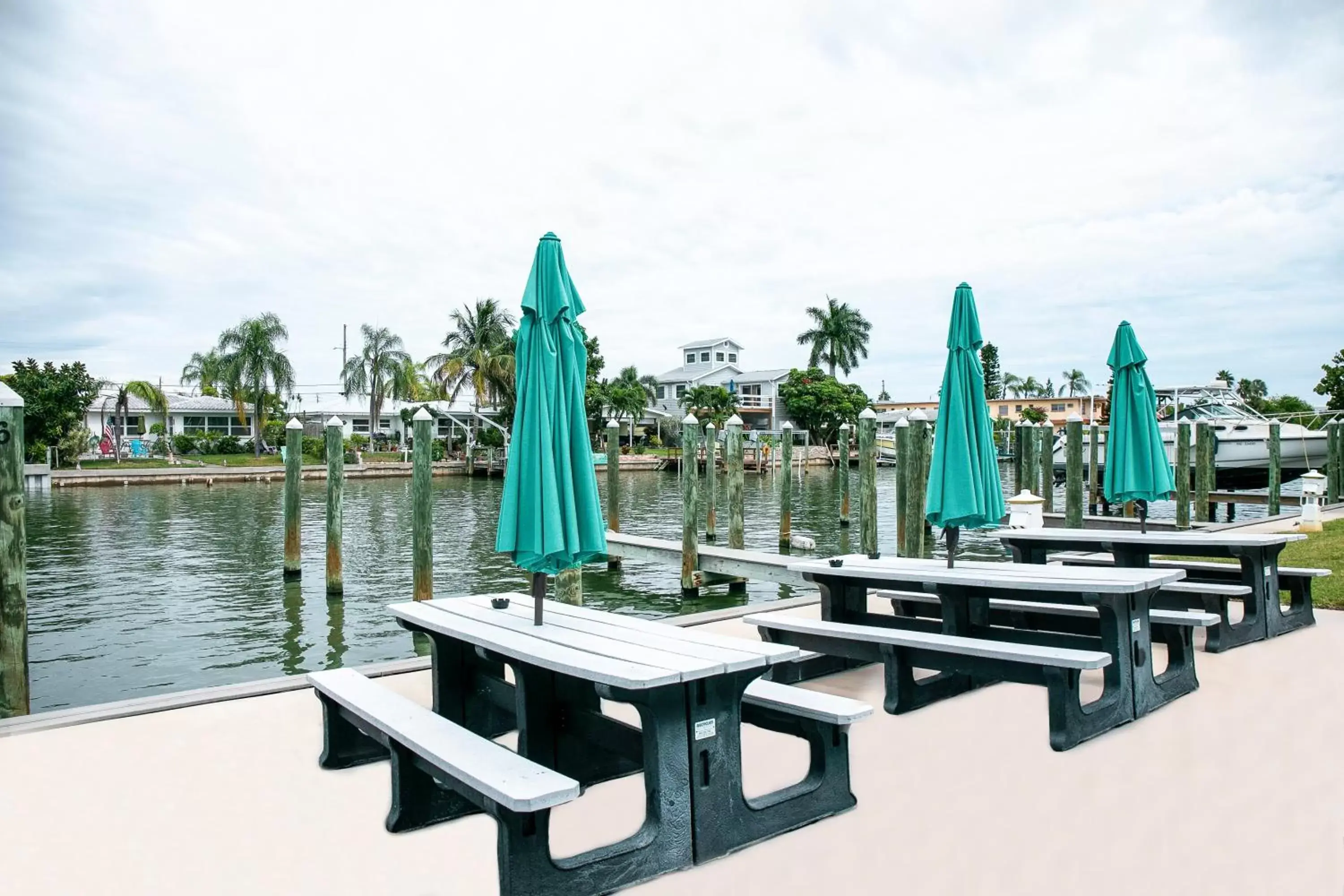 BBQ facilities, Beach in Bayside Inn and Marina