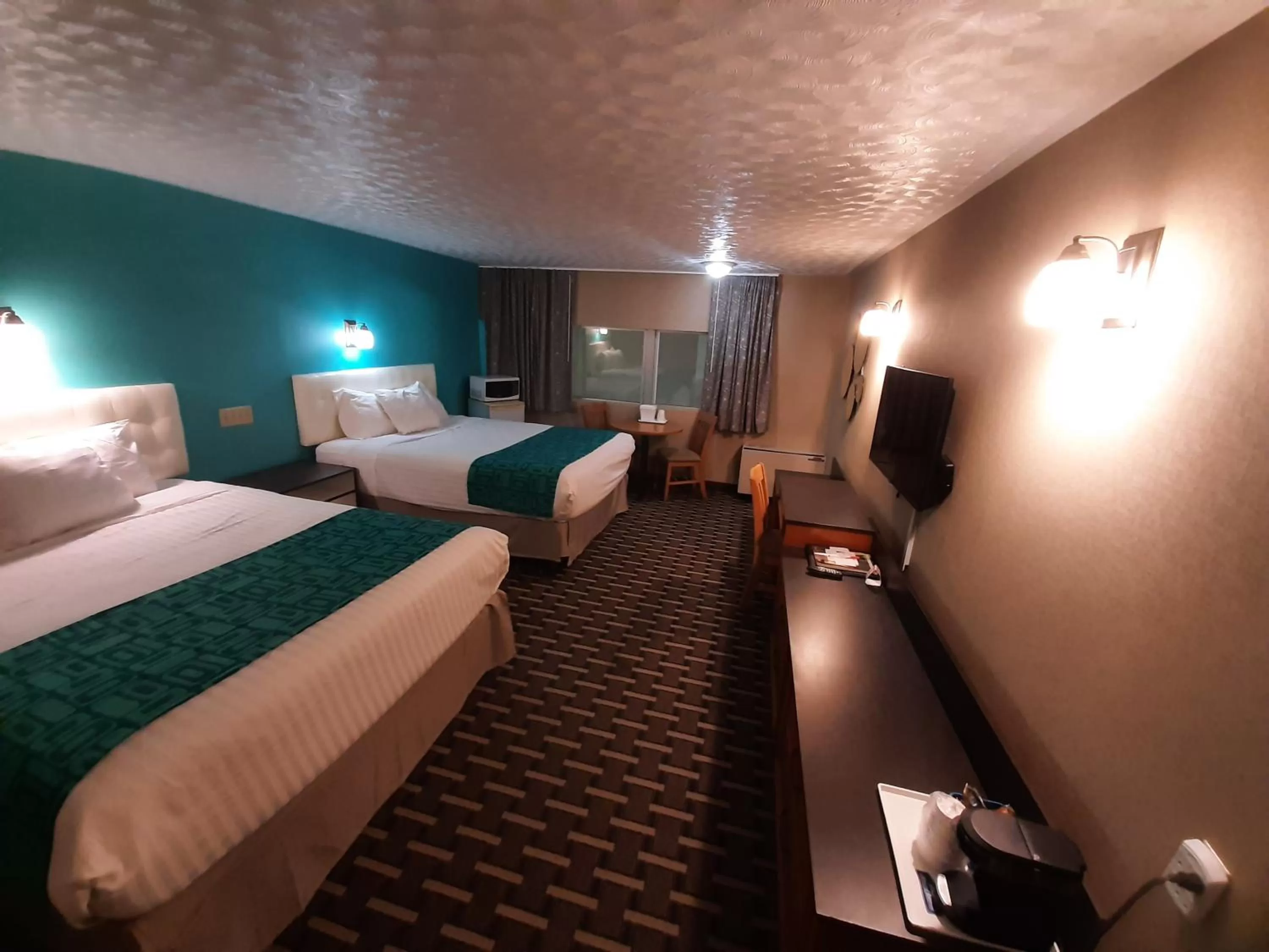 Photo of the whole room, Bed in Howard Johnson by Wyndham Woodstock NB