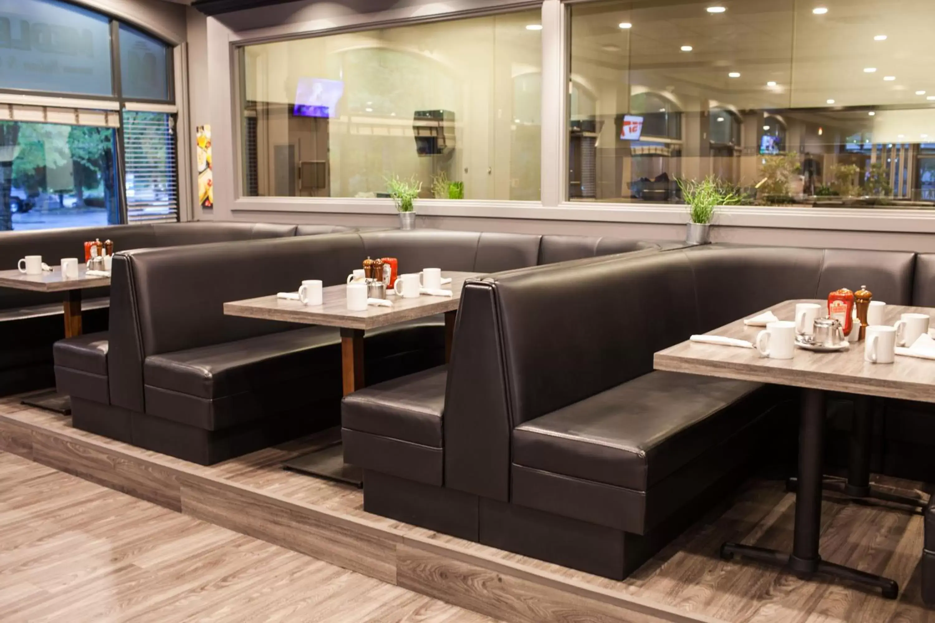 Restaurant/Places to Eat in Holiday Inn & Suites North Vancouver, an IHG Hotel