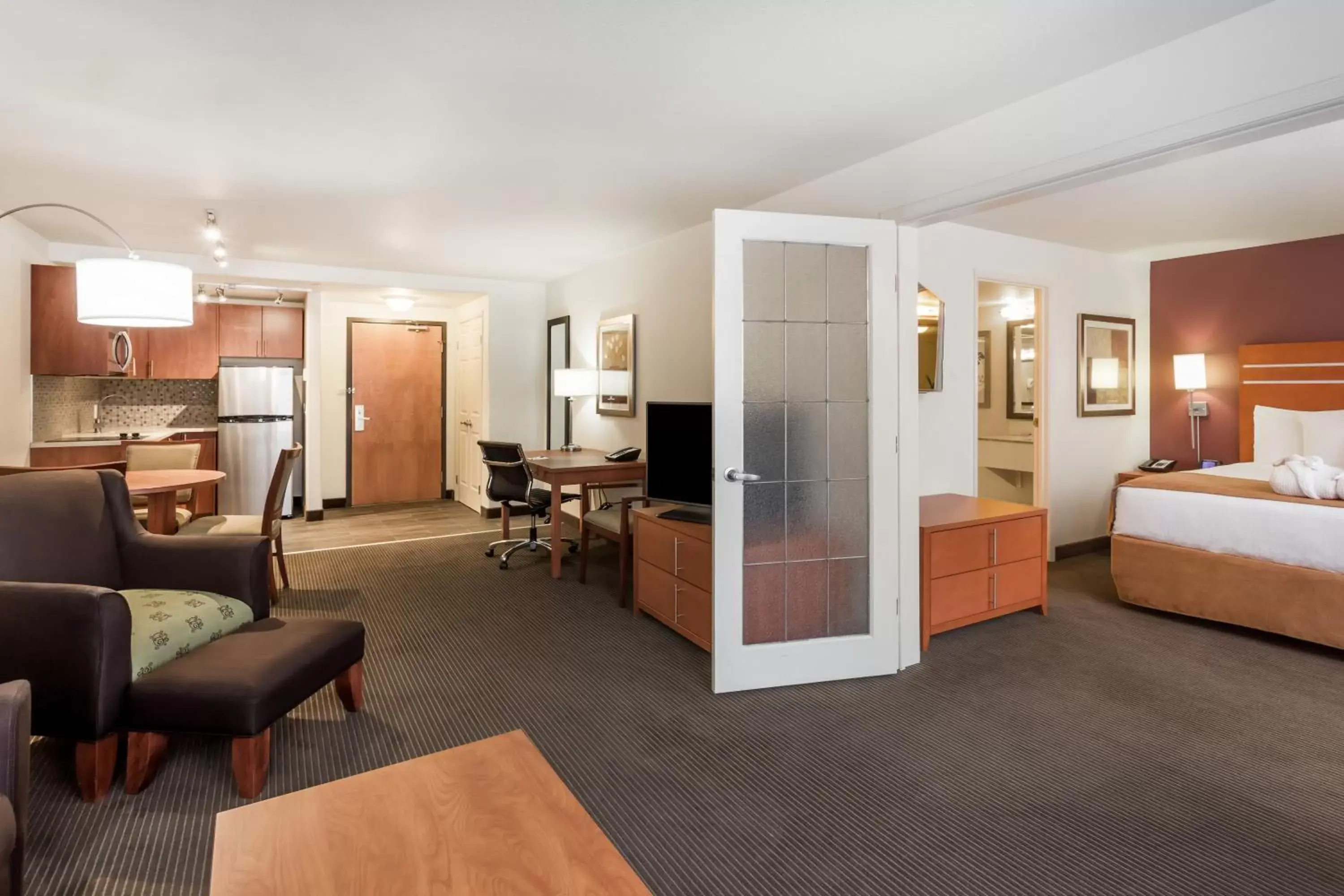 Kitchen or kitchenette, Seating Area in Wingate by Wyndham Calgary South