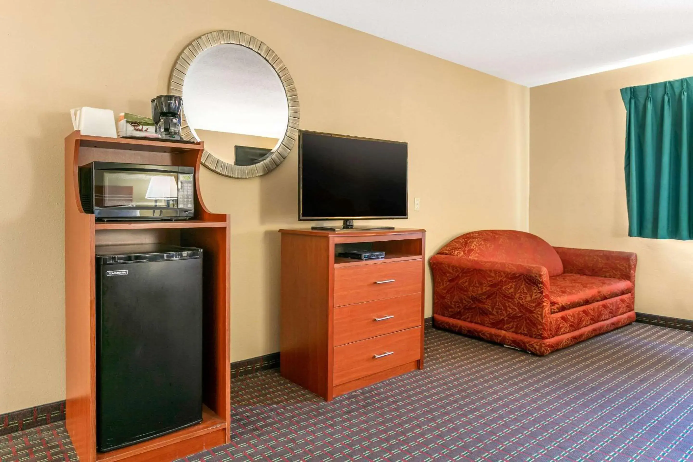 Photo of the whole room, TV/Entertainment Center in Rodeway Inn Rapid City