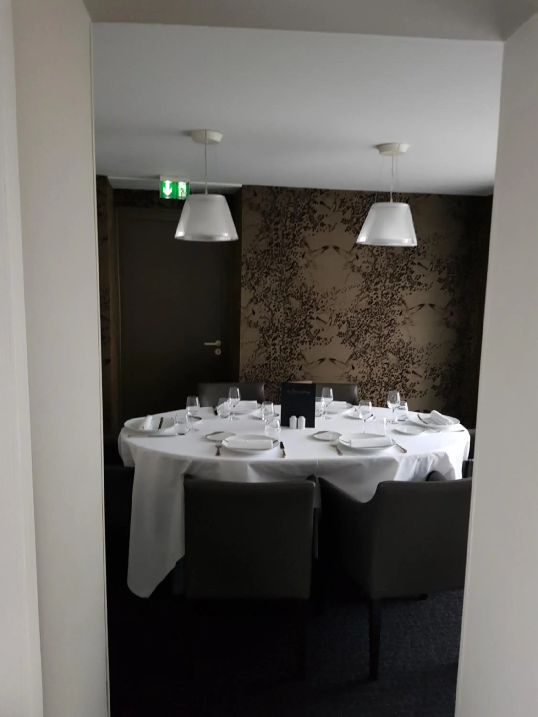 Restaurant/places to eat, Bathroom in Logis Hôtel A la Bonne Auberge