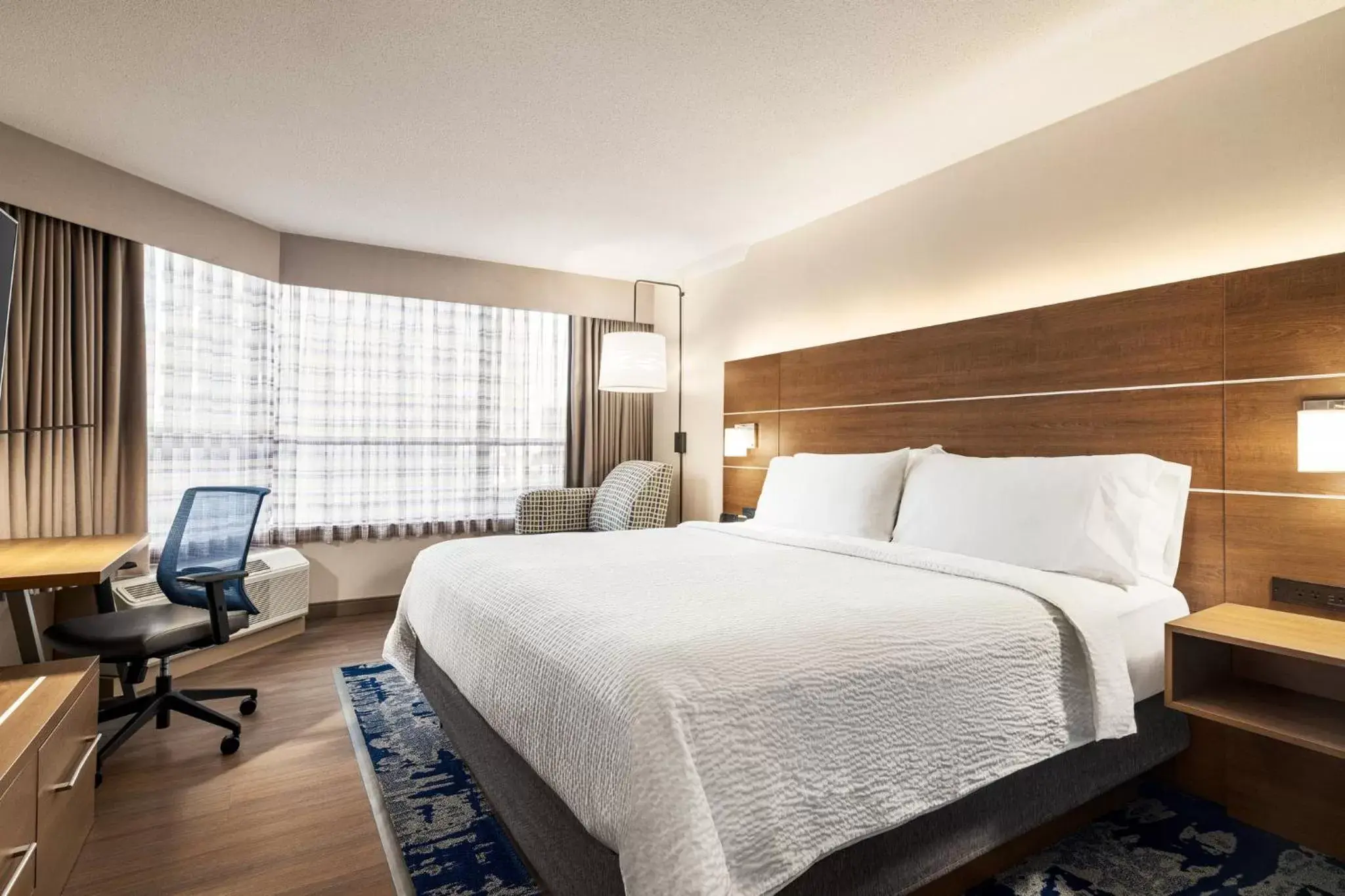 Photo of the whole room, Bed in Holiday Inn Express Vancouver-Metrotown (Burnaby)