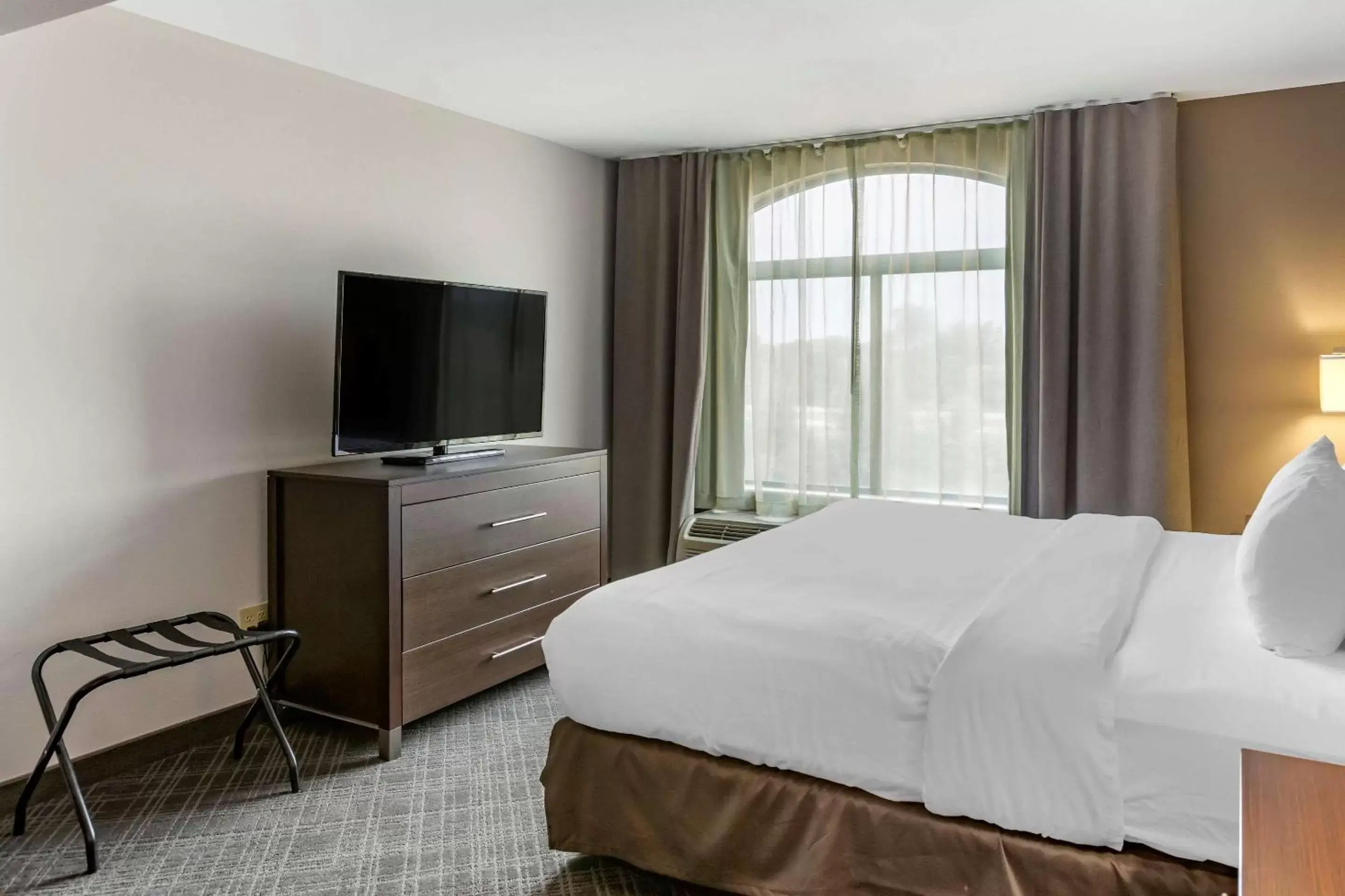 Photo of the whole room, Bed in Comfort Inn & Suites Grand Blanc-Flint