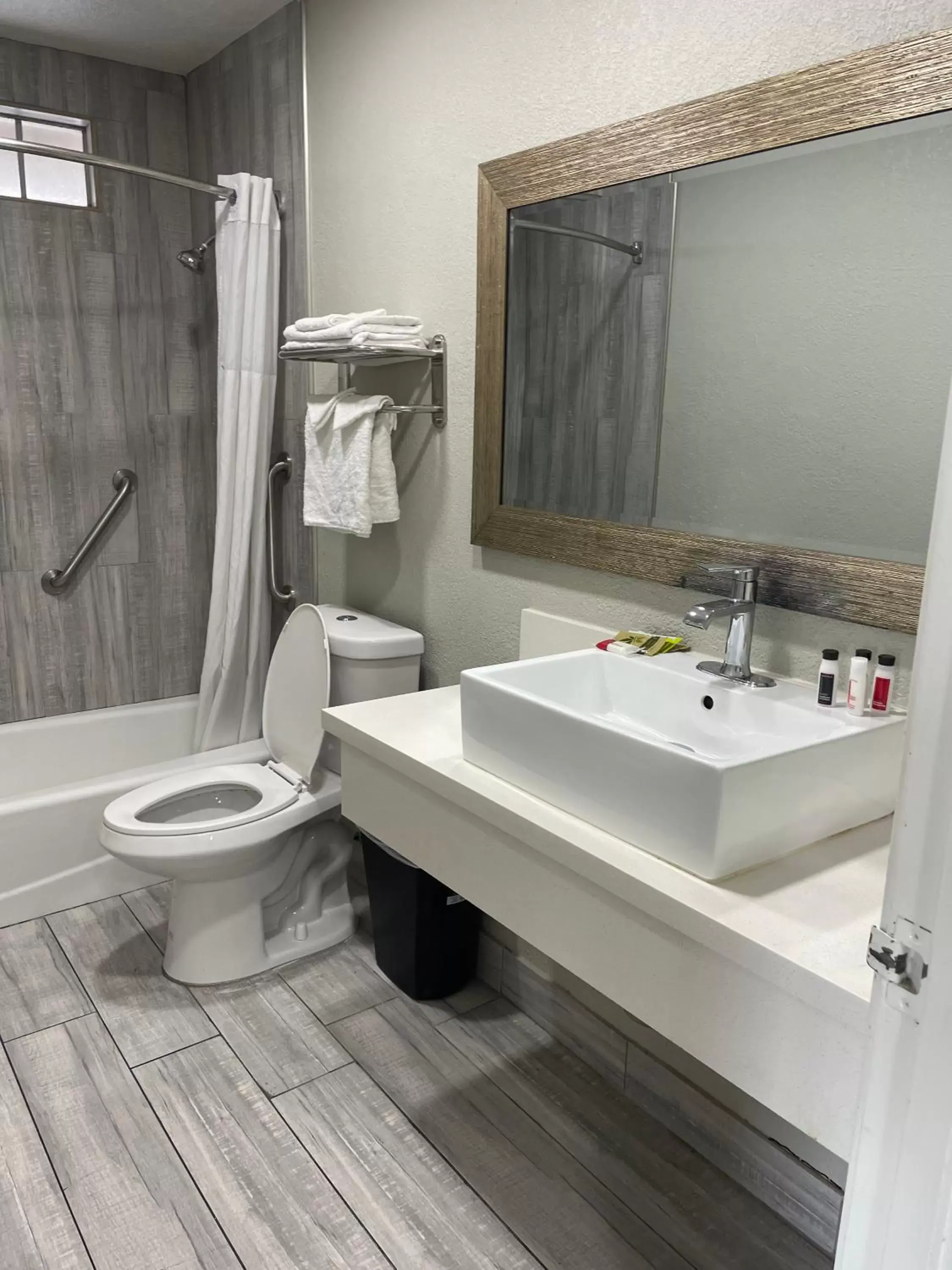 Shower, Bathroom in Cabana Inn & Suites