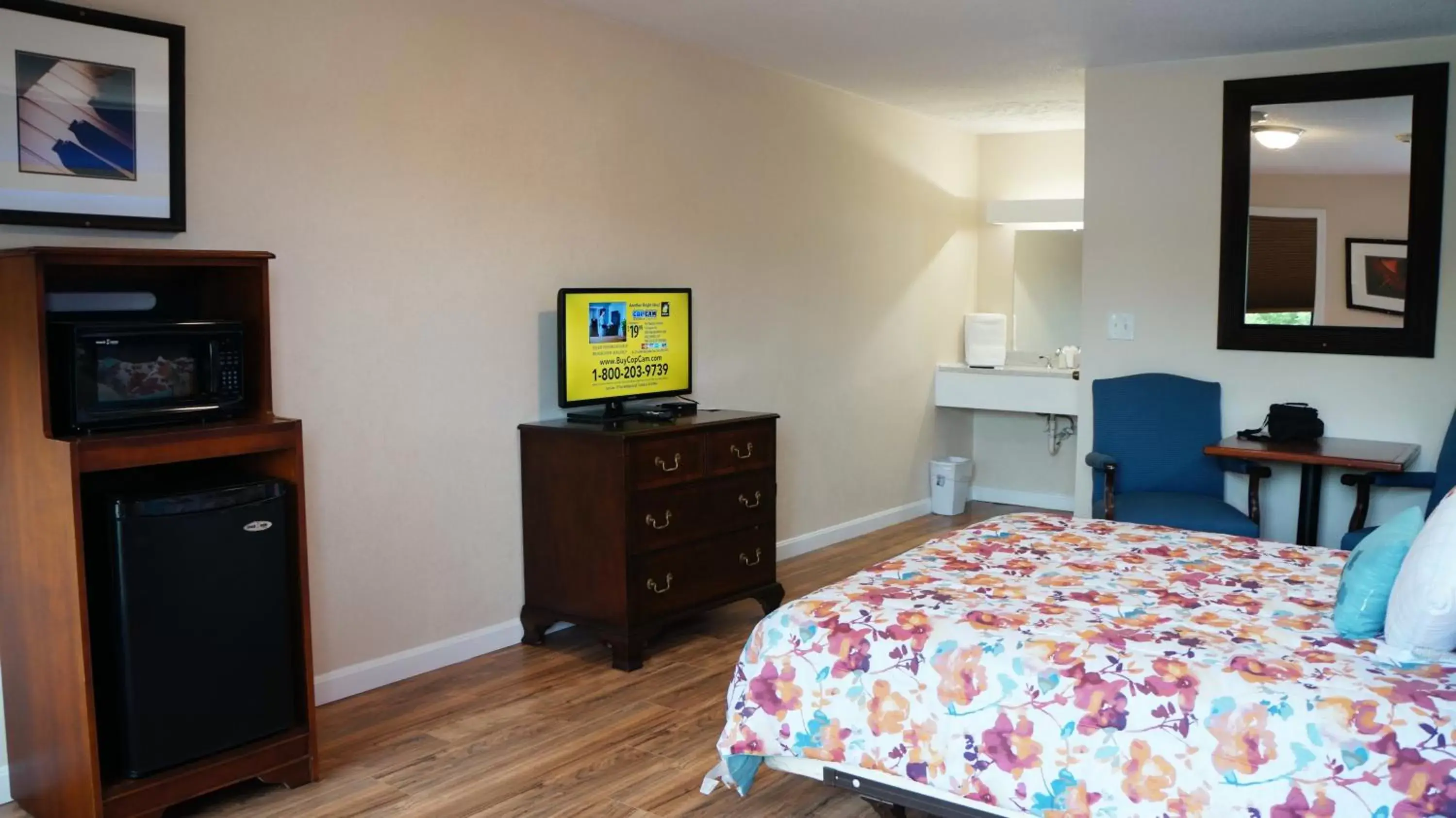 Photo of the whole room, TV/Entertainment Center in Classic Motor Lodge Providence - West Greenwich