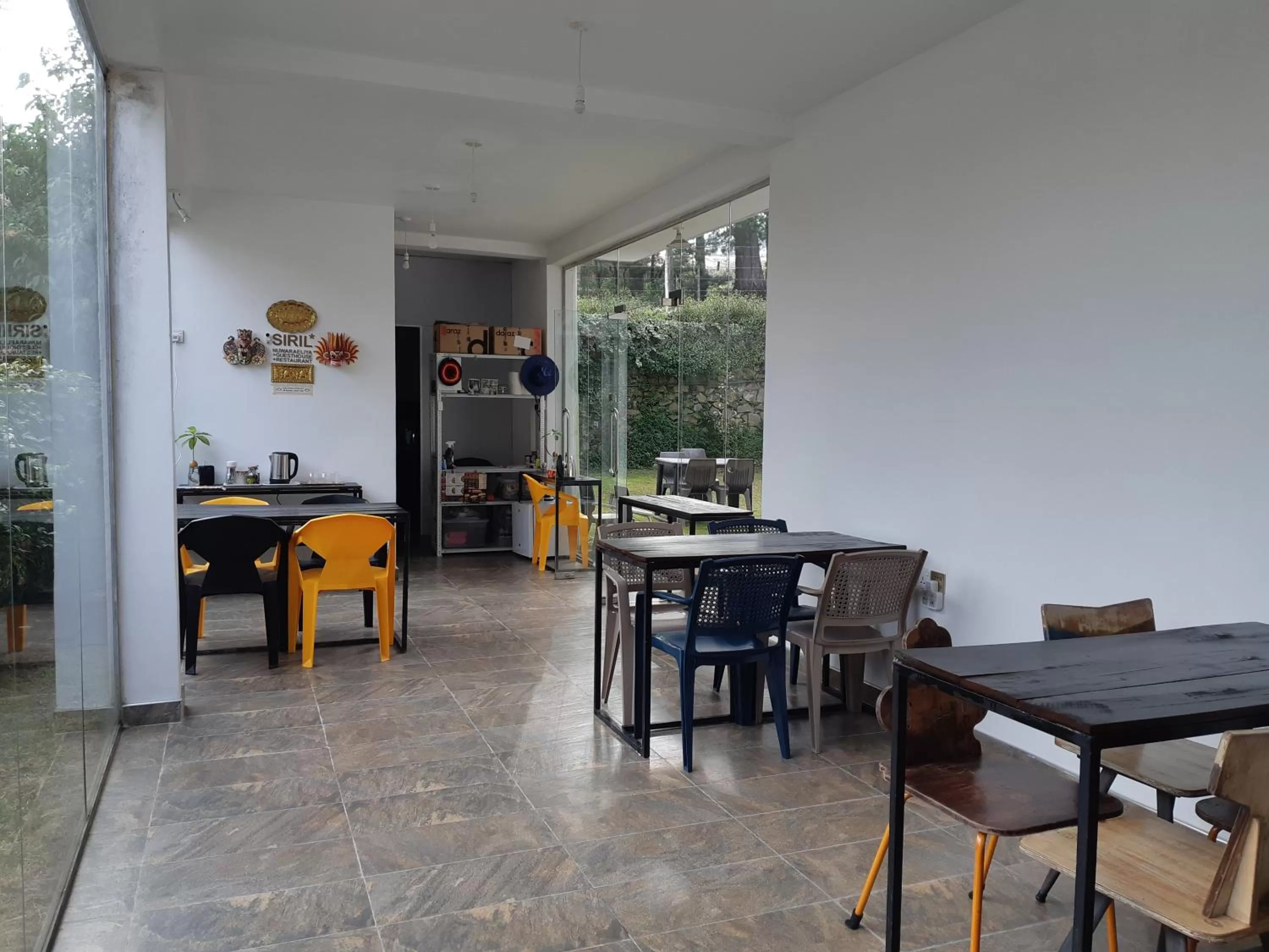 Restaurant/places to eat in Siril Guesthouse Hostel