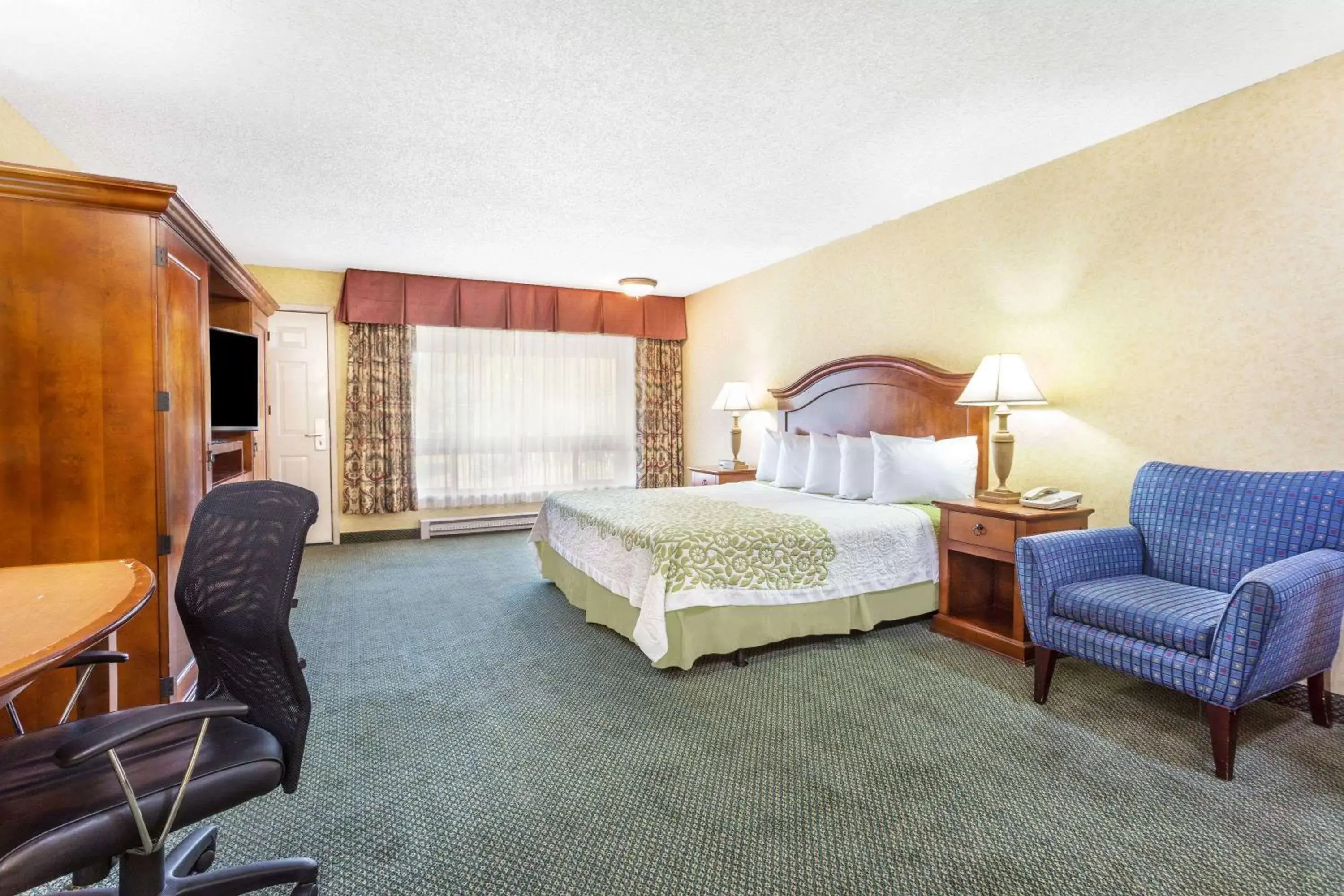 Photo of the whole room in Days Inn by Wyndham Klamath Falls