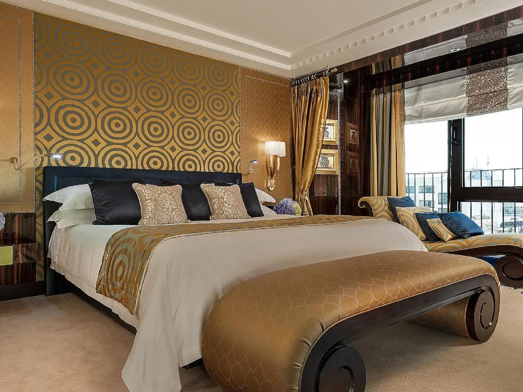 Bed in Four Seasons Hotel London At Park Lane