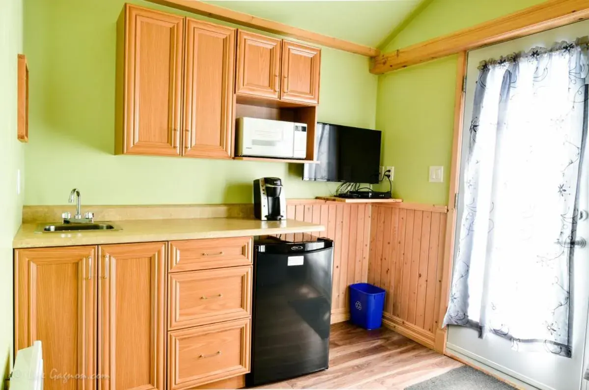 Kitchen/Kitchenette in La Galouine auberge et Restaurant