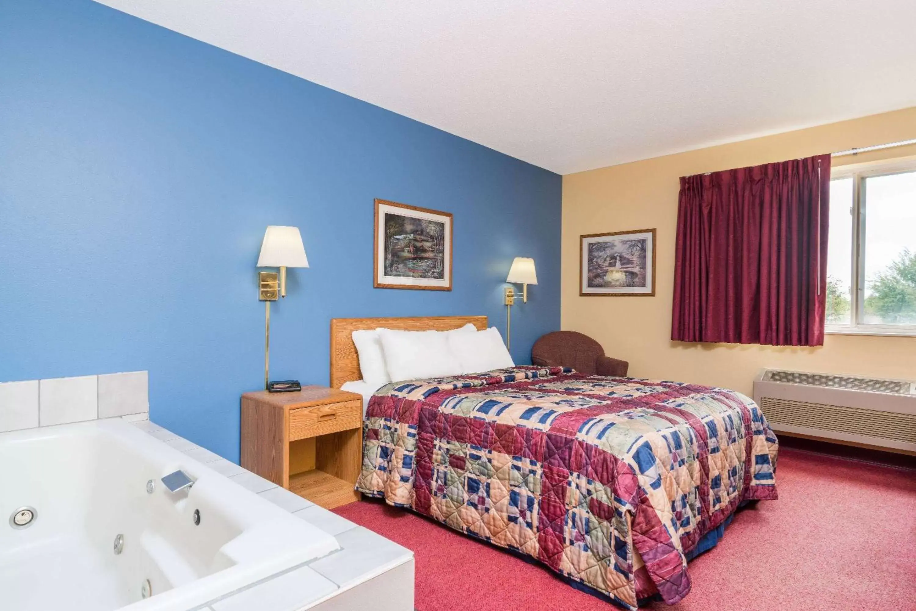 Bed in Days Inn by Wyndham West-Eau Claire