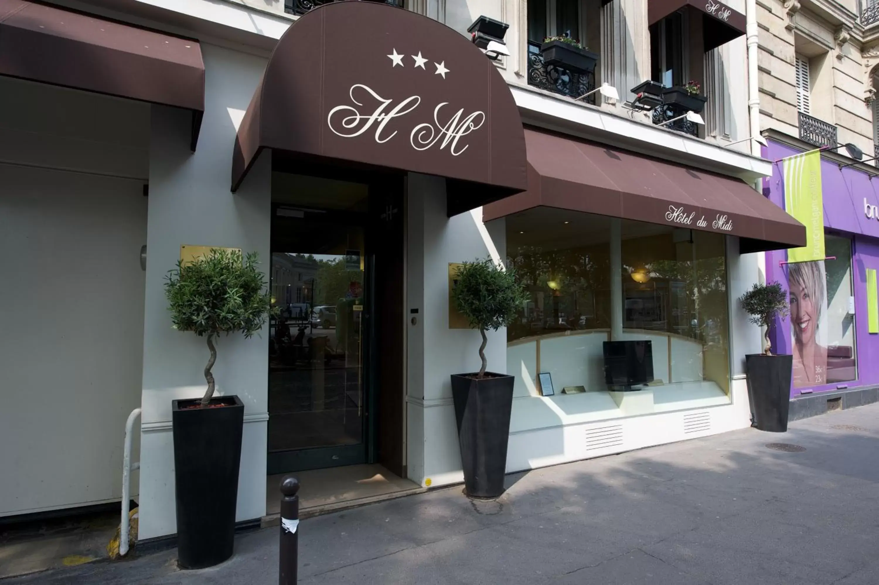 Facade/entrance in Hôtel Du Midi Paris Montparnasse