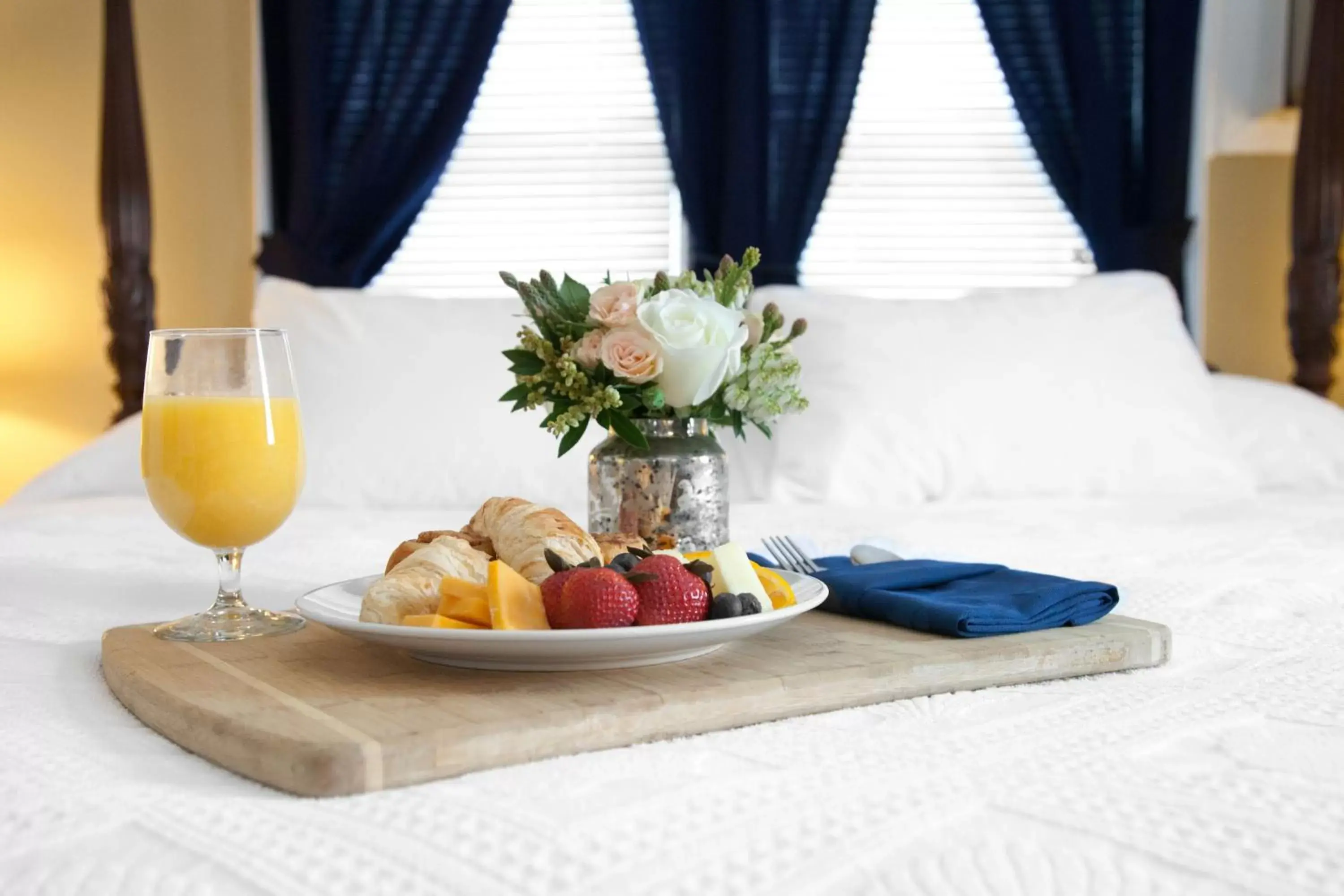 Bed in Concord's Colonial Inn