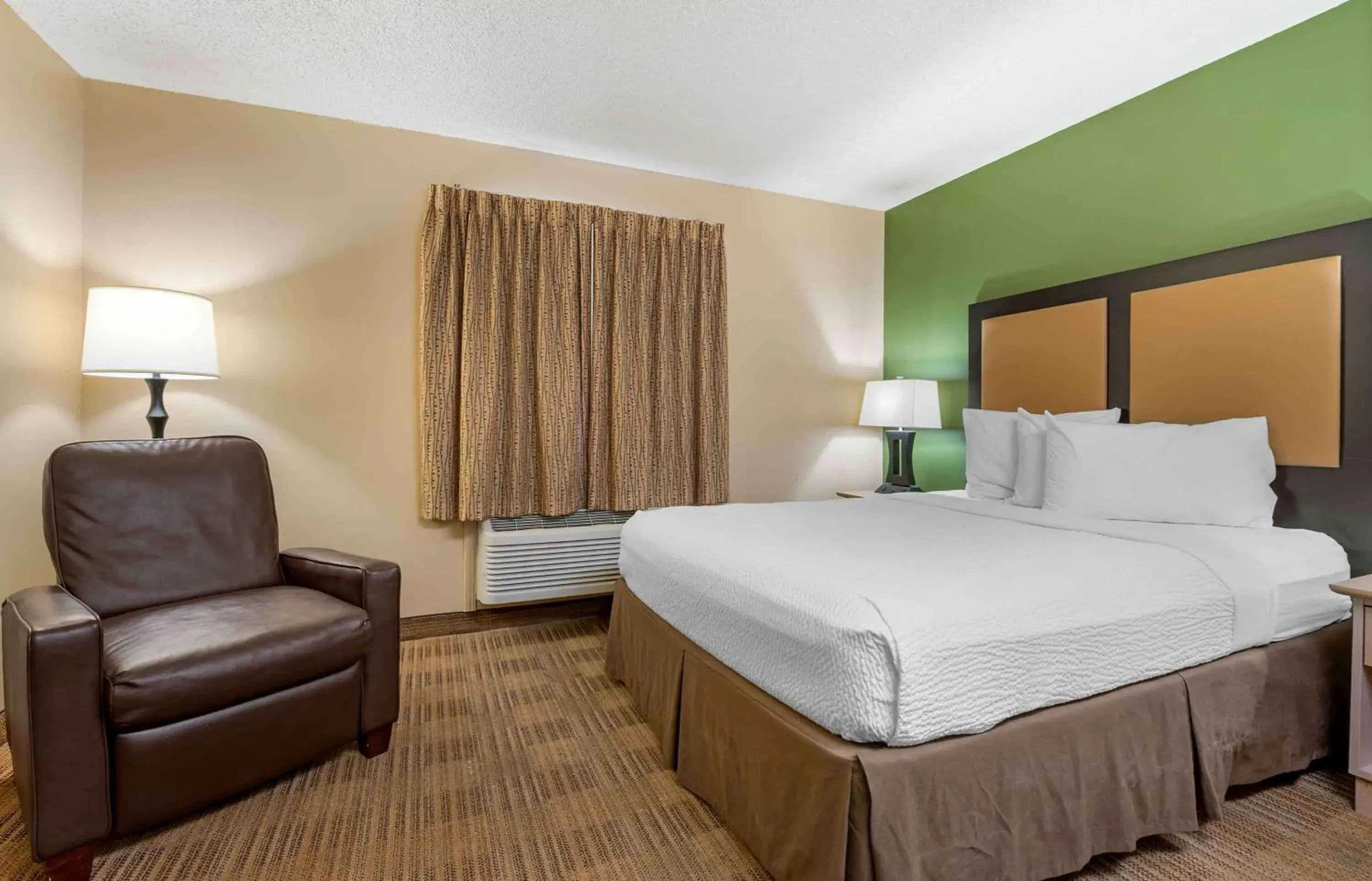 Bedroom, Bed in Extended Stay America Suites - Cincinnati - Blue Ash - Reagan Hwy