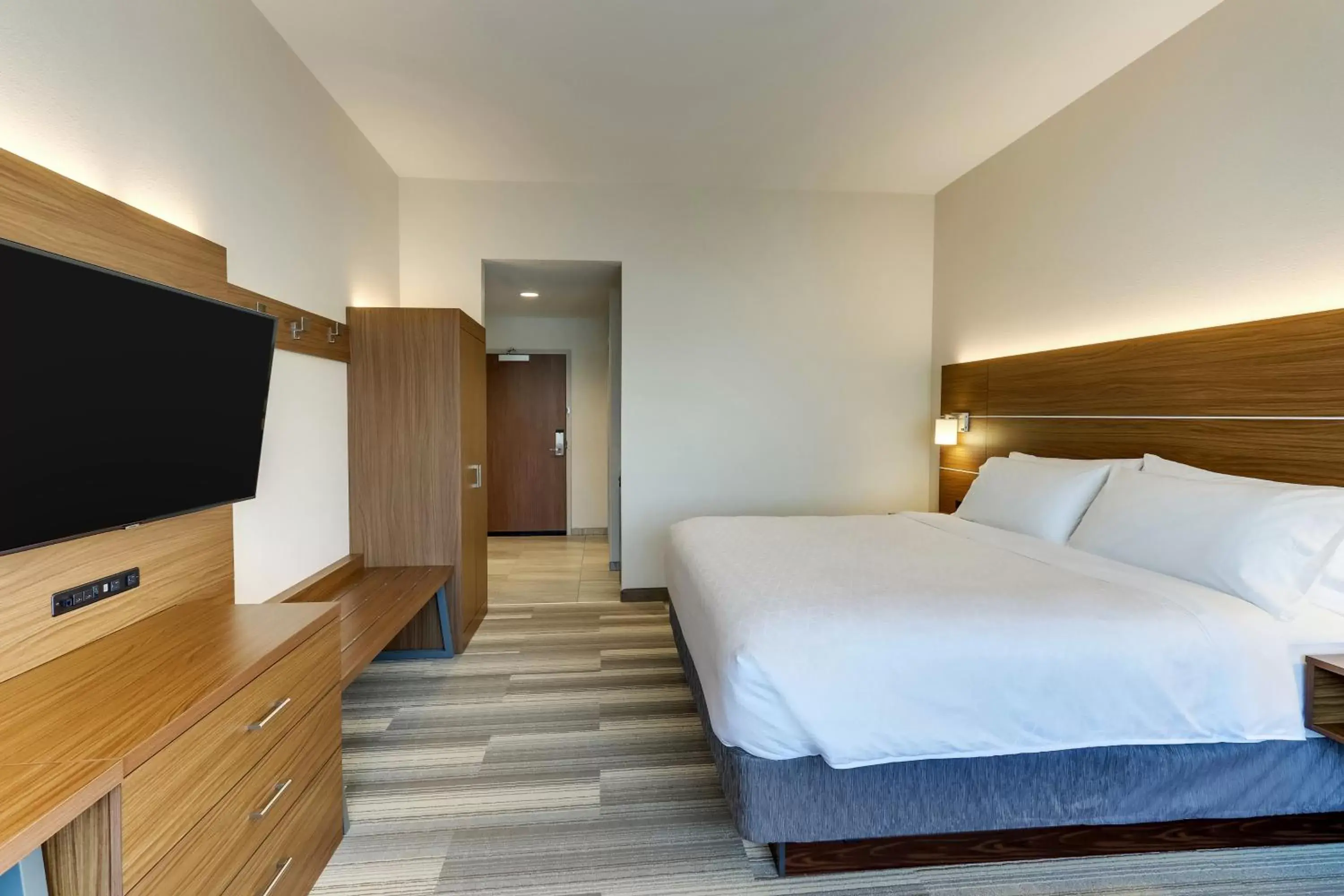 Bedroom, Bed in Holiday Inn Express - Wilmington - Porters Neck, an IHG Hotel