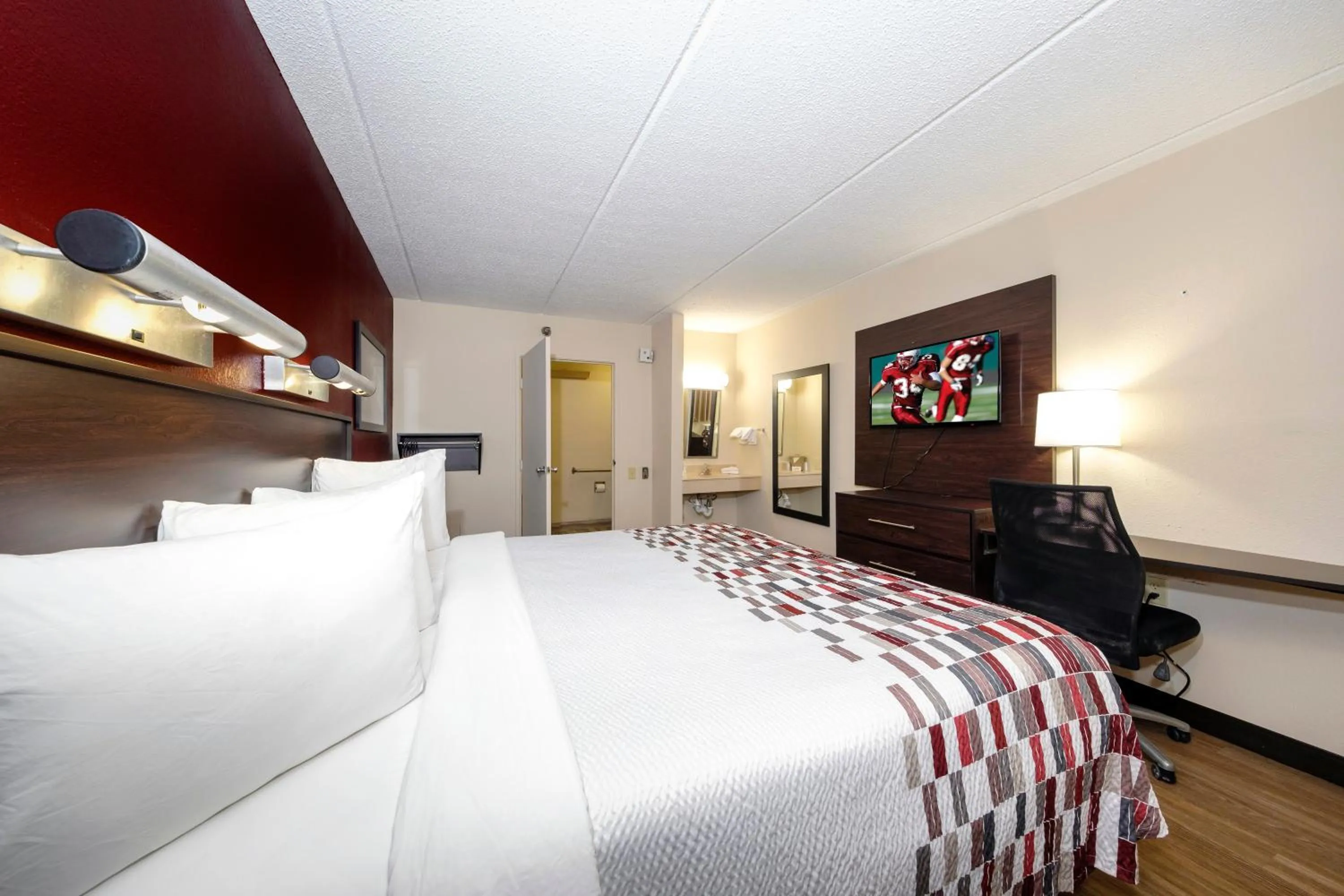 Photo of the whole room, Bed in Red Roof Inn Tampa - Brandon