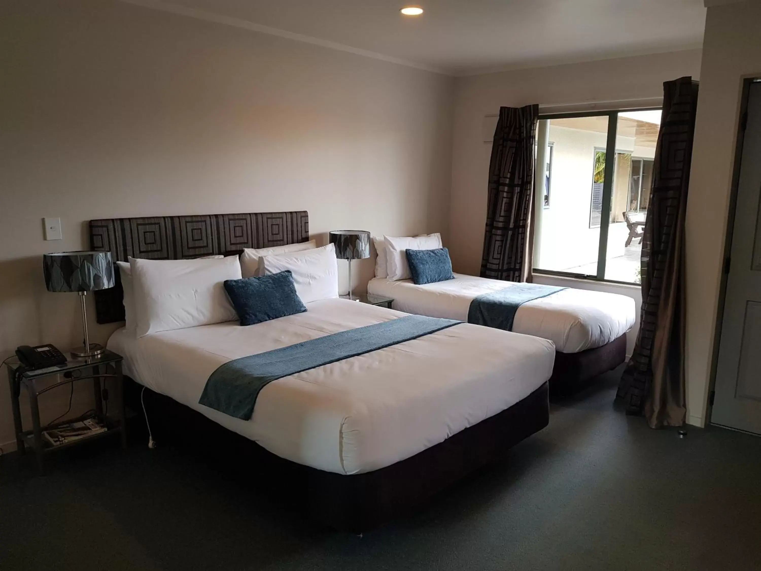 Bedroom, Bed in Portmans Motor Lodge