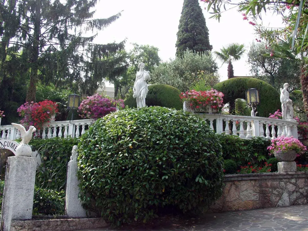 Garden, Property Building in Park Hotel Ville Montefiori