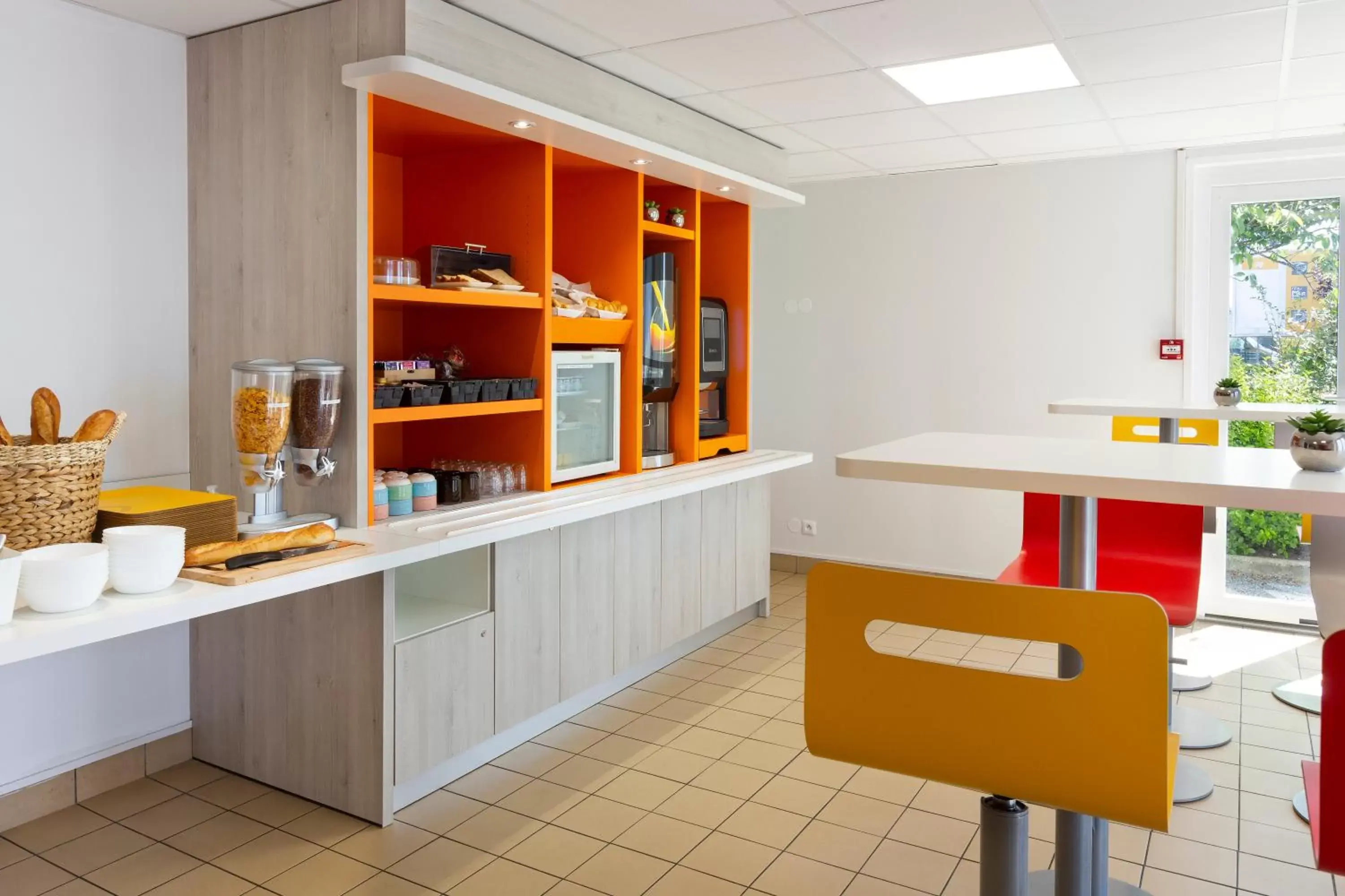 Breakfast, Kitchen/Kitchenette in Premiere Classe Nantes Ouest - St Herblain