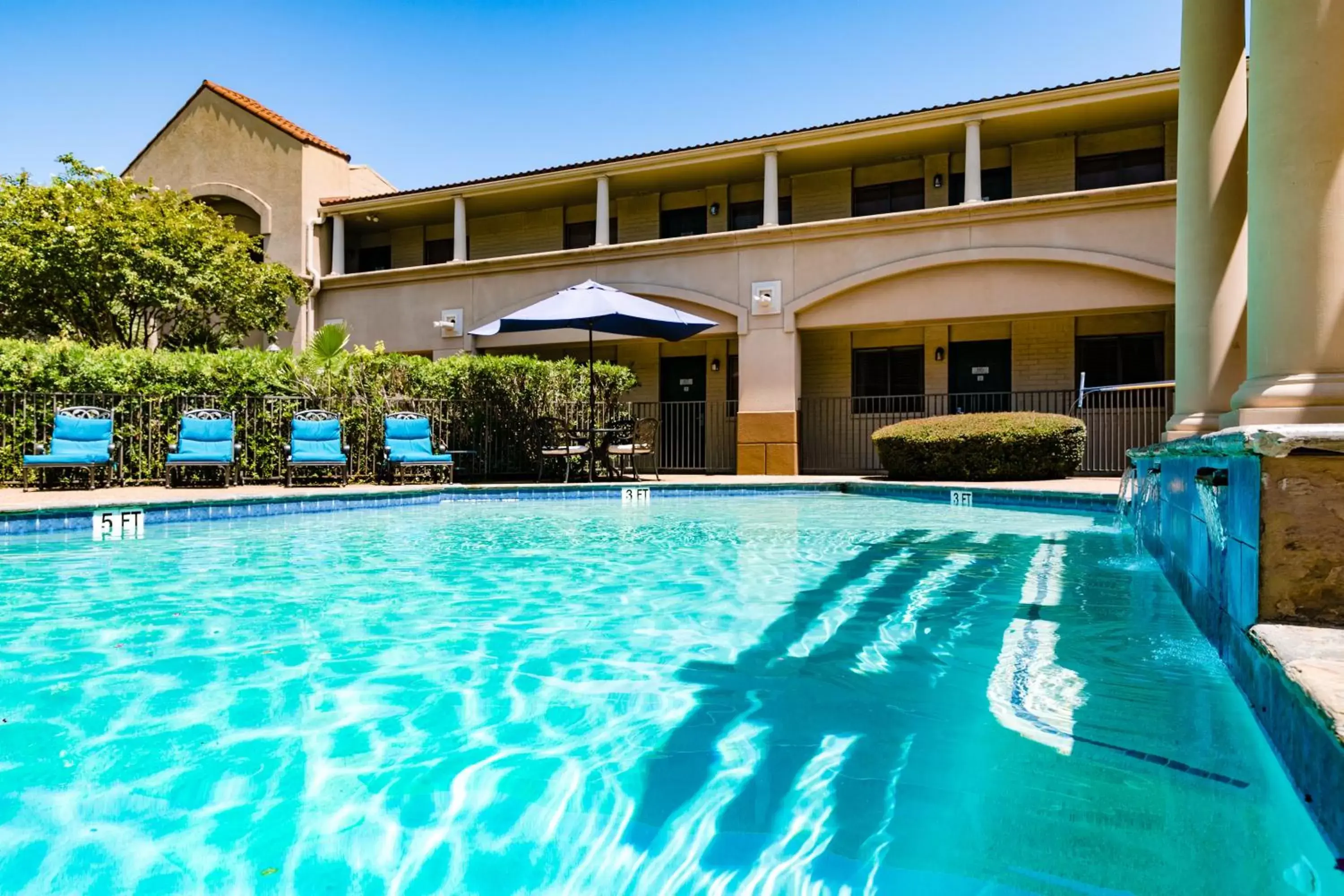 Swimming pool, Property Building in Vineyard Court Designer Suites Hotel