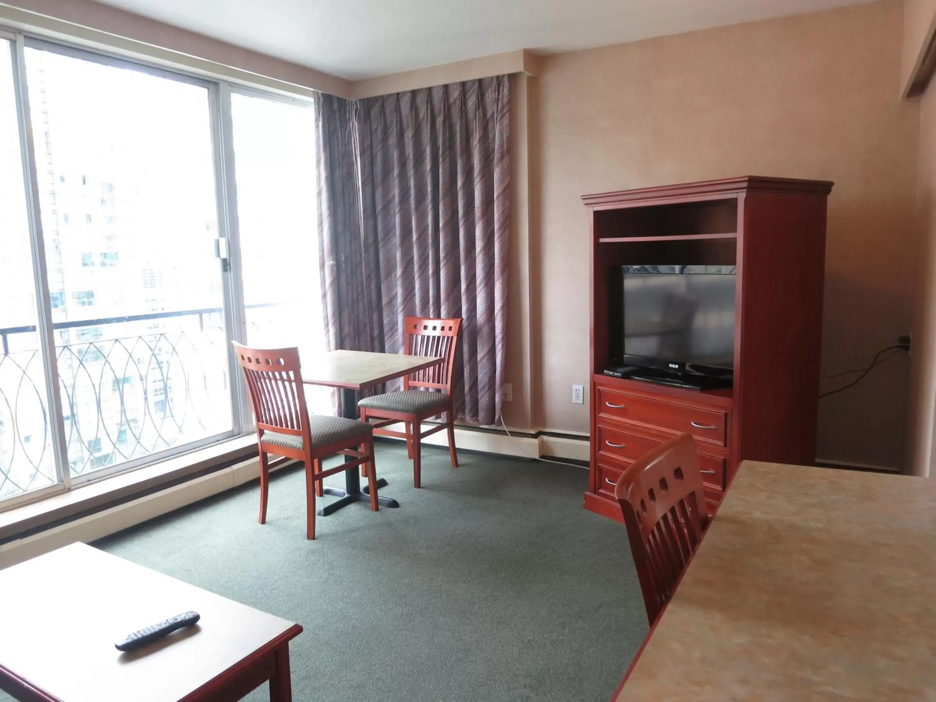 TV and multimedia, Seating Area in Tropicana Suite Hotel