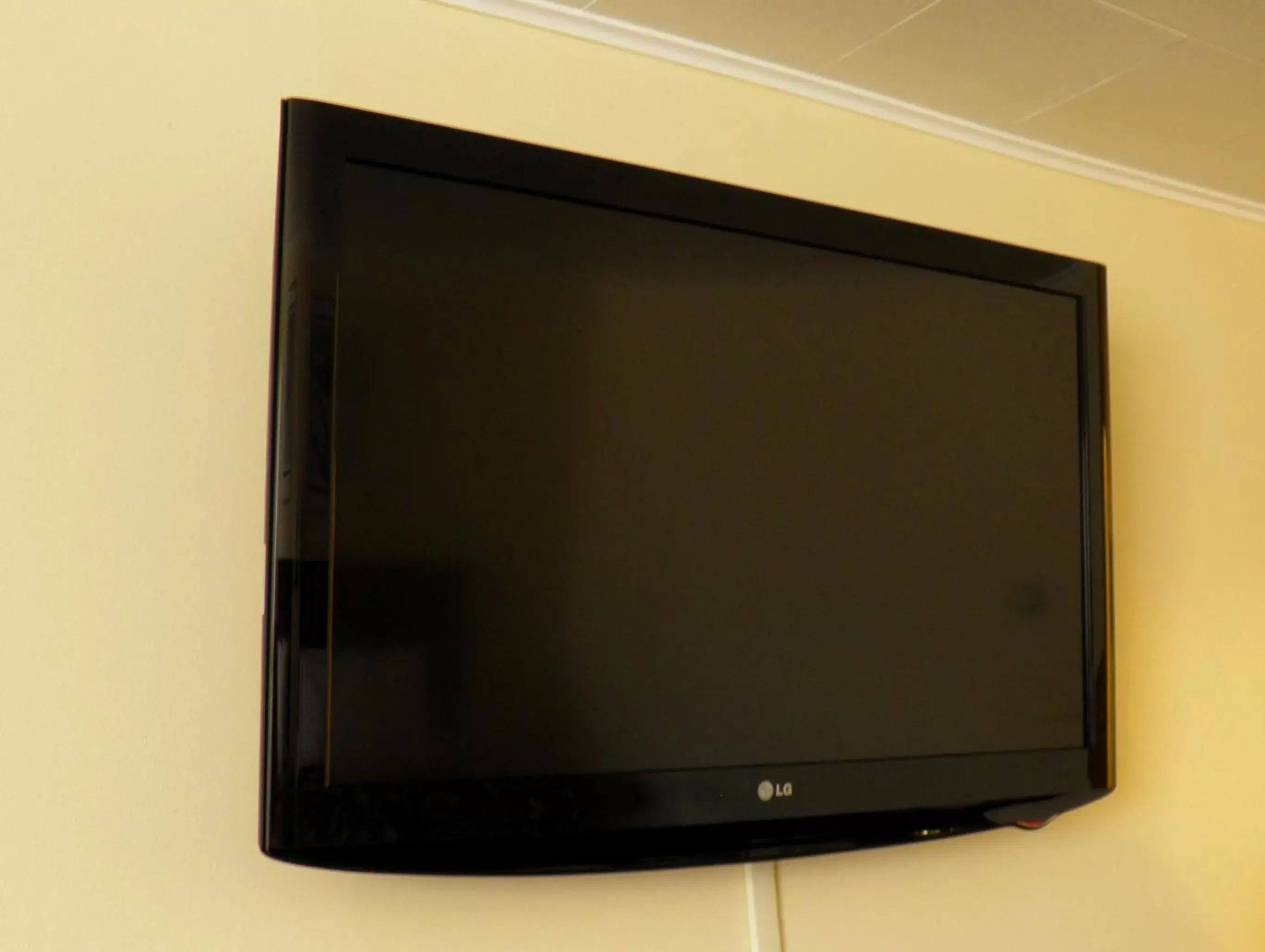 TV and multimedia, TV/Entertainment Center in Travelers Inn