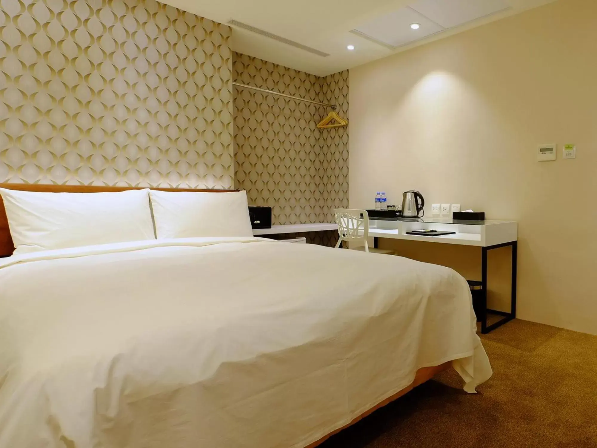 Photo of the whole room, Bed in Hotel Puri Taipei Station Branch