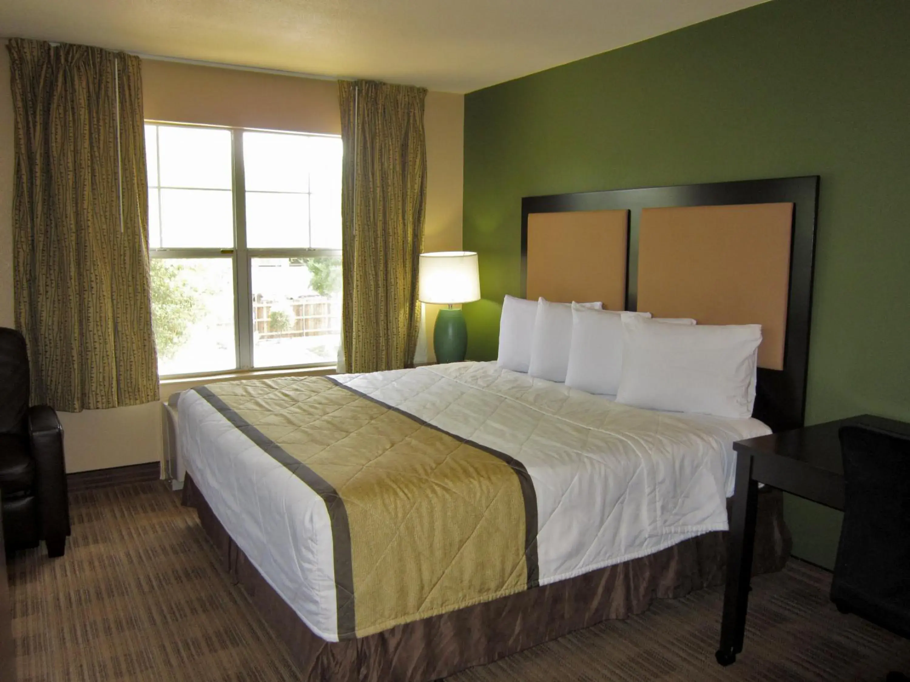 Bed in Extended Stay America Suites - Phoenix - Chandler - E Chandler Blvd