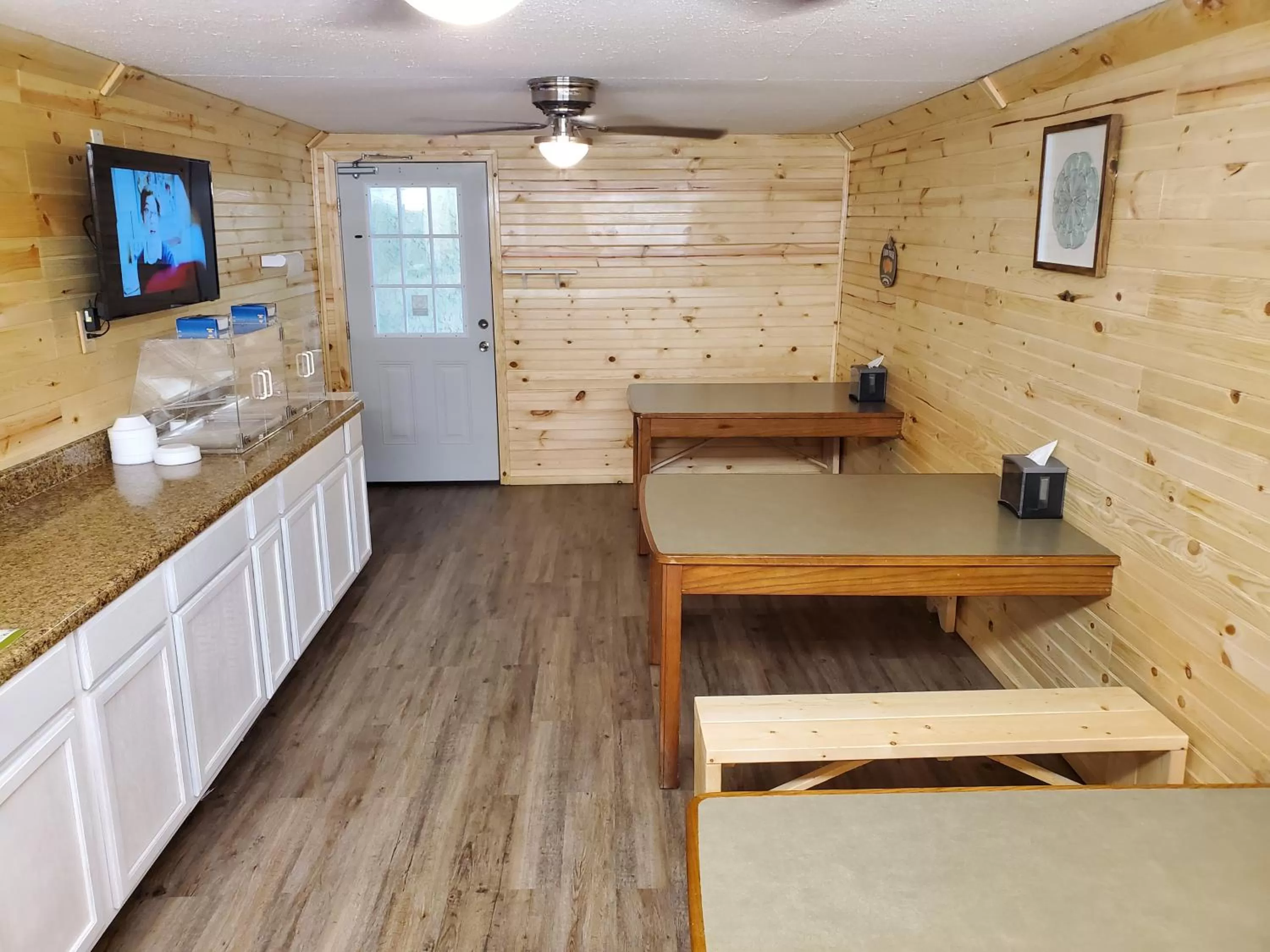 Continental breakfast, Kitchen/Kitchenette in Colonial House Motel