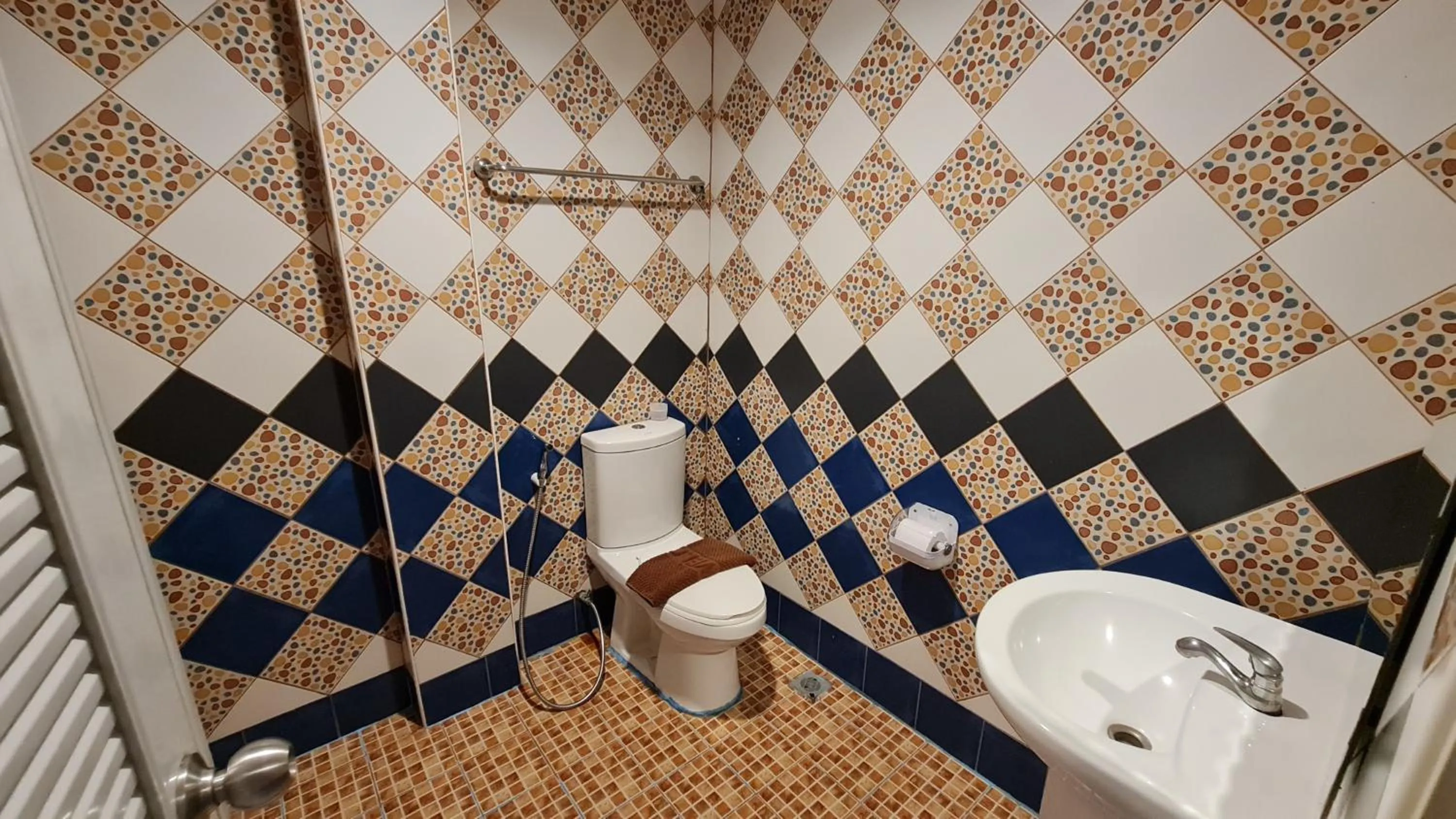 Bathroom in Vech Guesthouse Patong