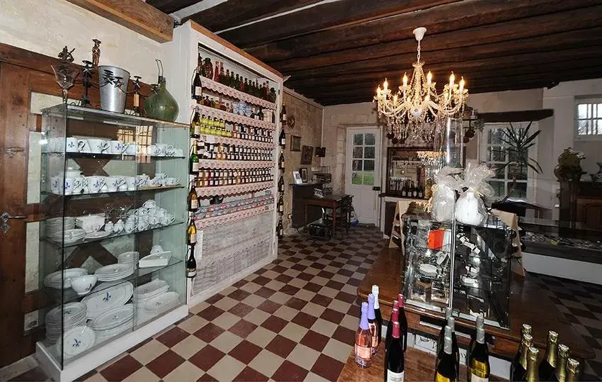On-site shops, Supermarket/Shops in Chateau de Jallanges - Les Collectionneurs