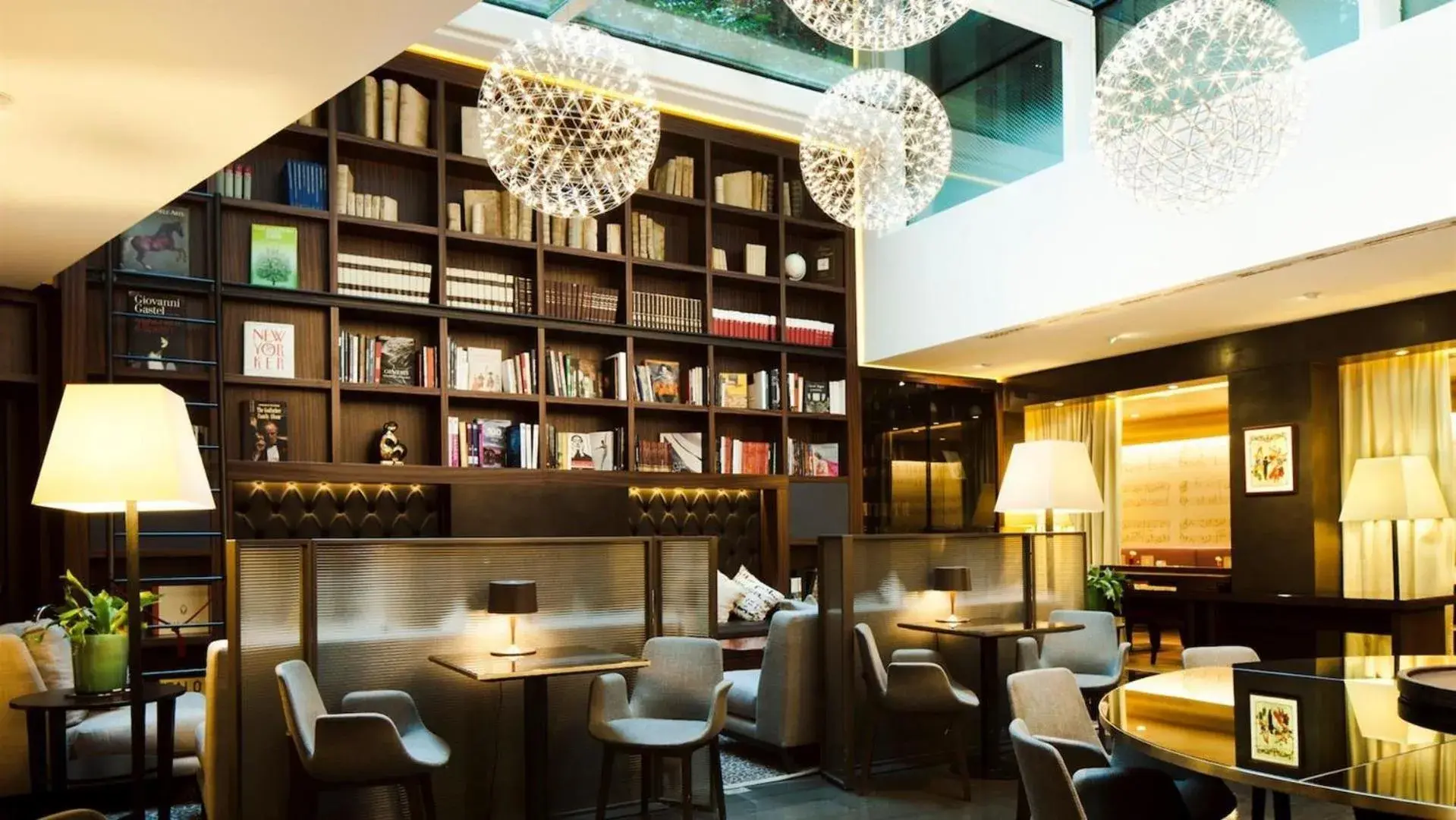 Library in Hotel Milano Scala