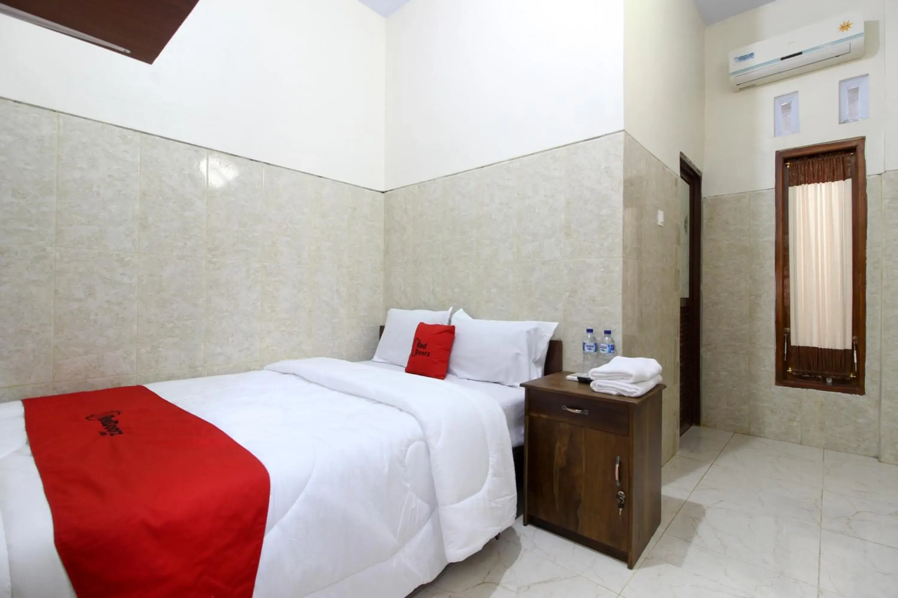 Bedroom, Bed in RedDoorz near Museum Gunung Merapi