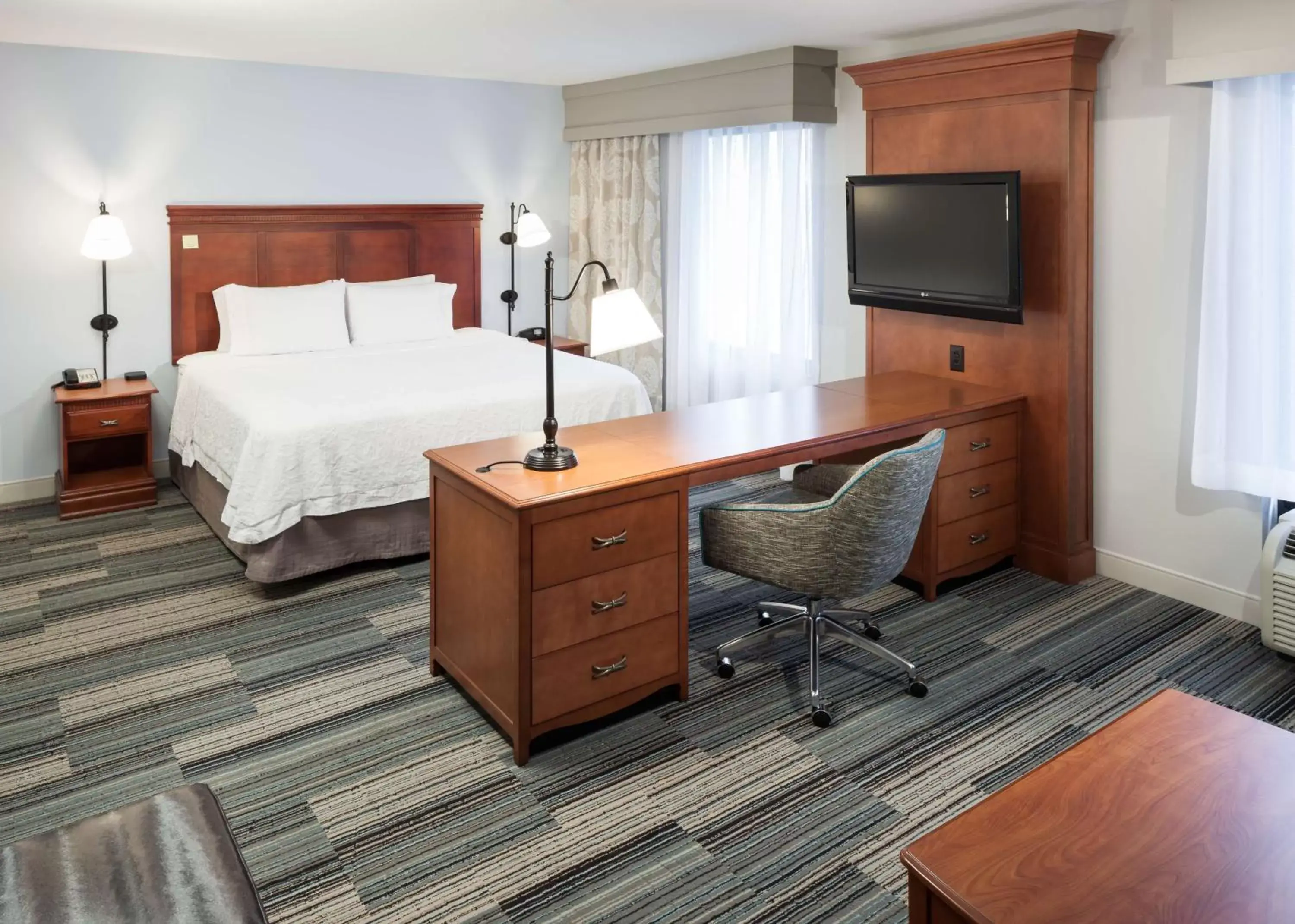 Bedroom, Bed in Hampton Inn & Suites Cedar Rapids