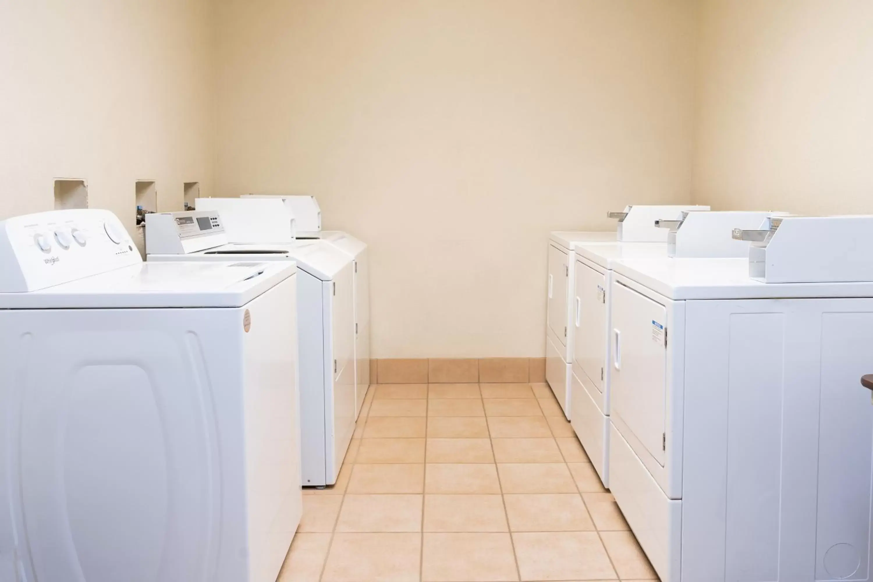 laundry, Kitchen/Kitchenette in Pinedale Hotel & Suites