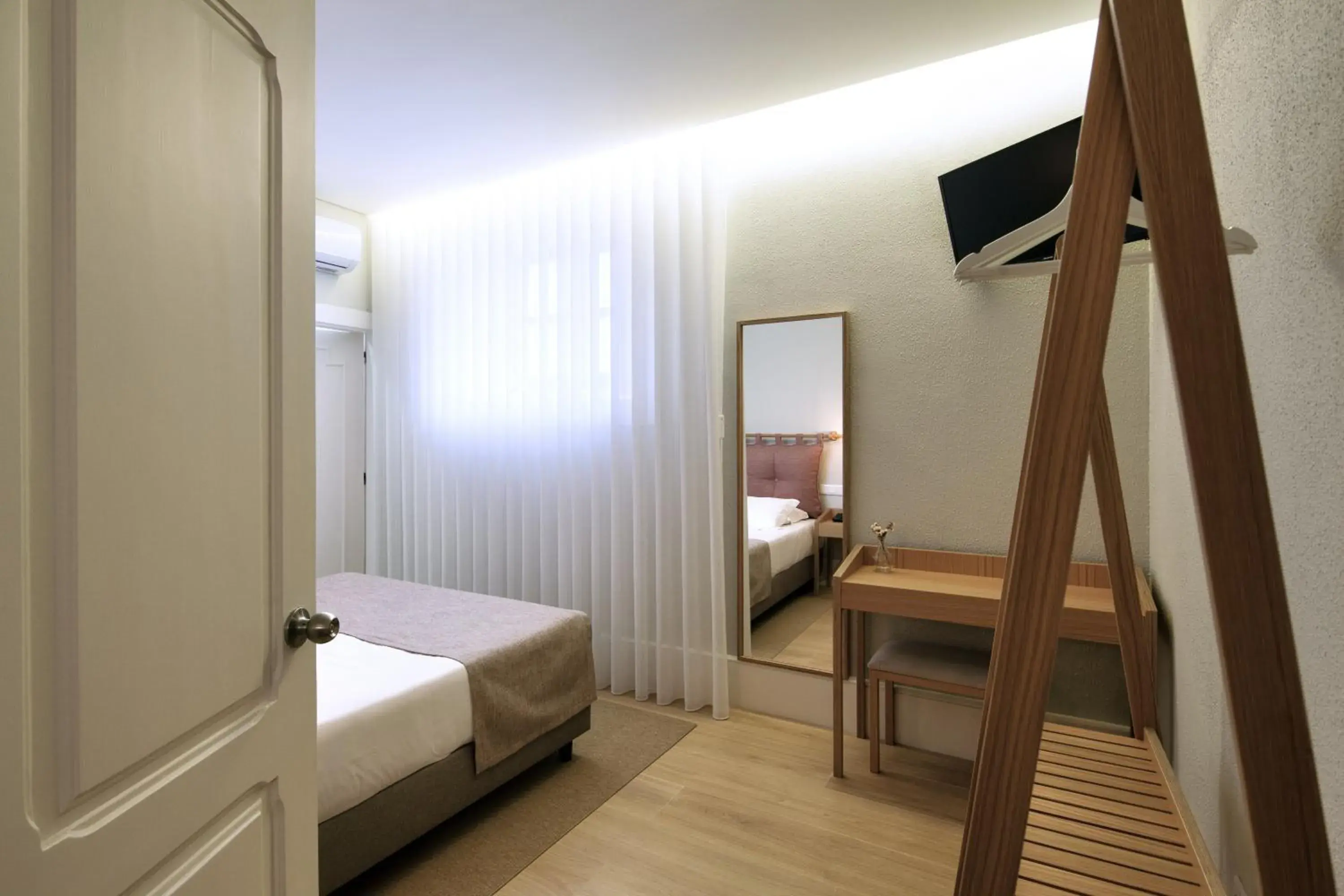 TV and multimedia, Bed in The Rex Hotel Porto TV and multimedia, Bed in The Rex Hotel Porto