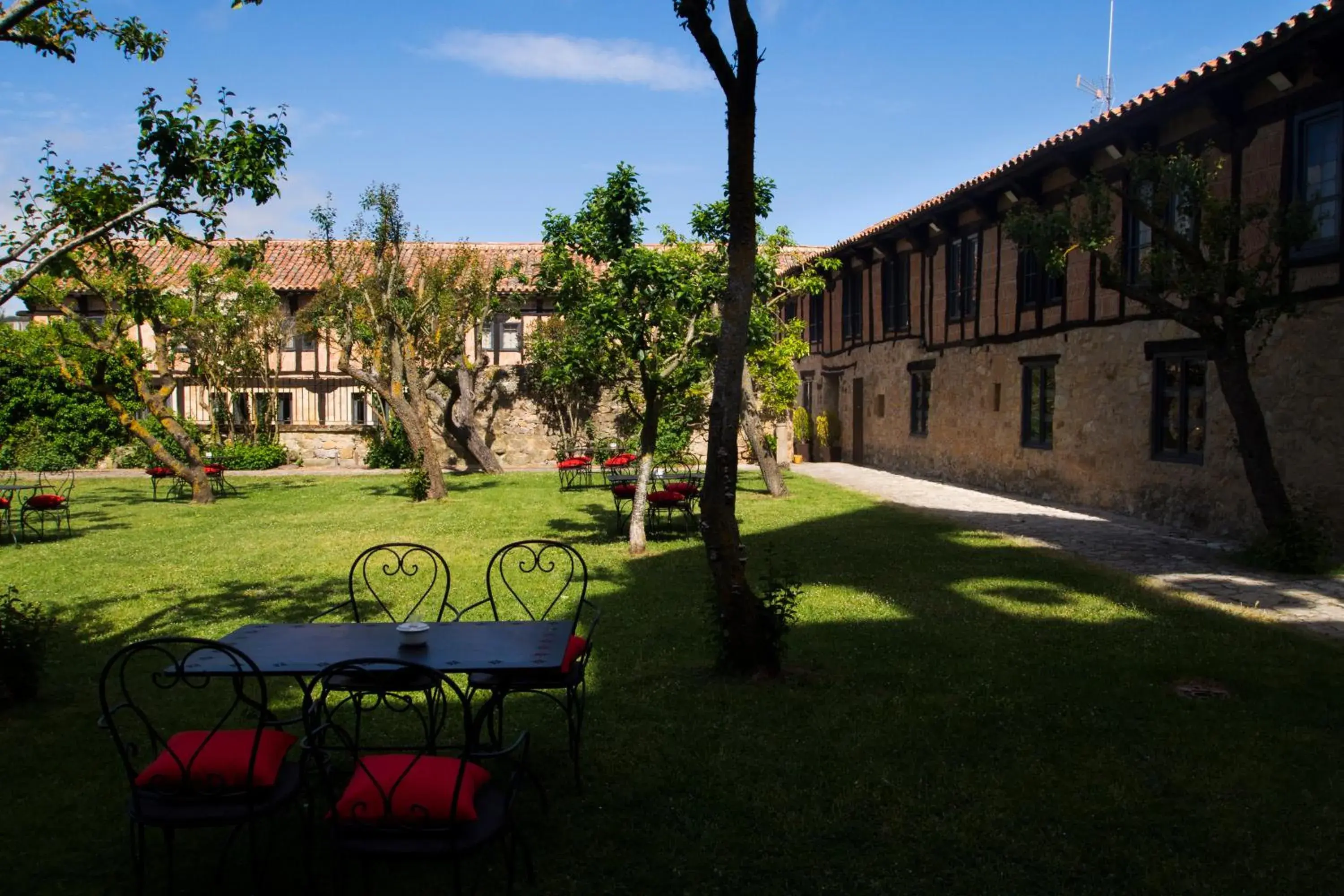 Garden, Property Building in Hotel Posada Santa Maria la Real