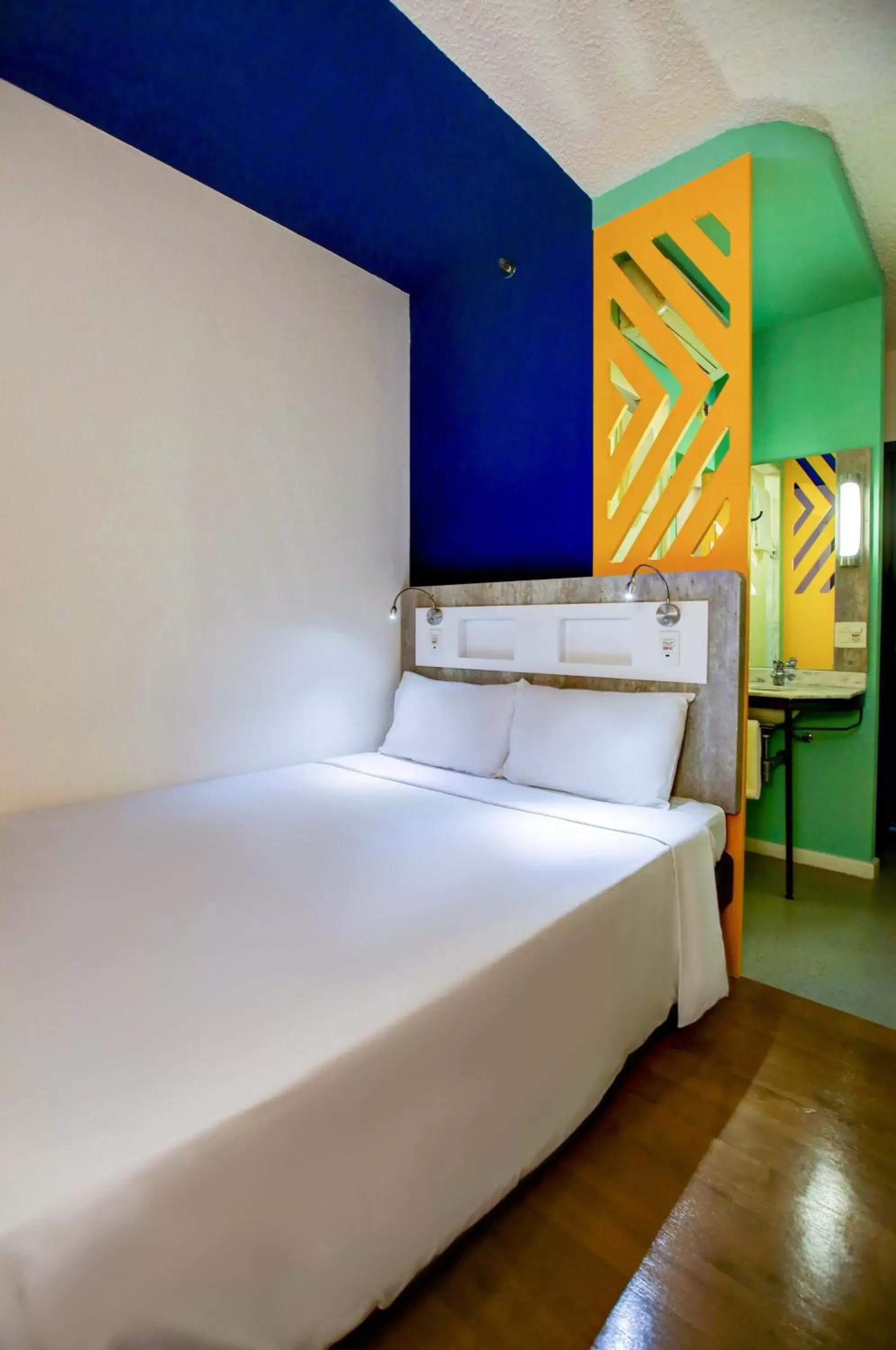 Bedroom, Bed in ibis budget Tambore